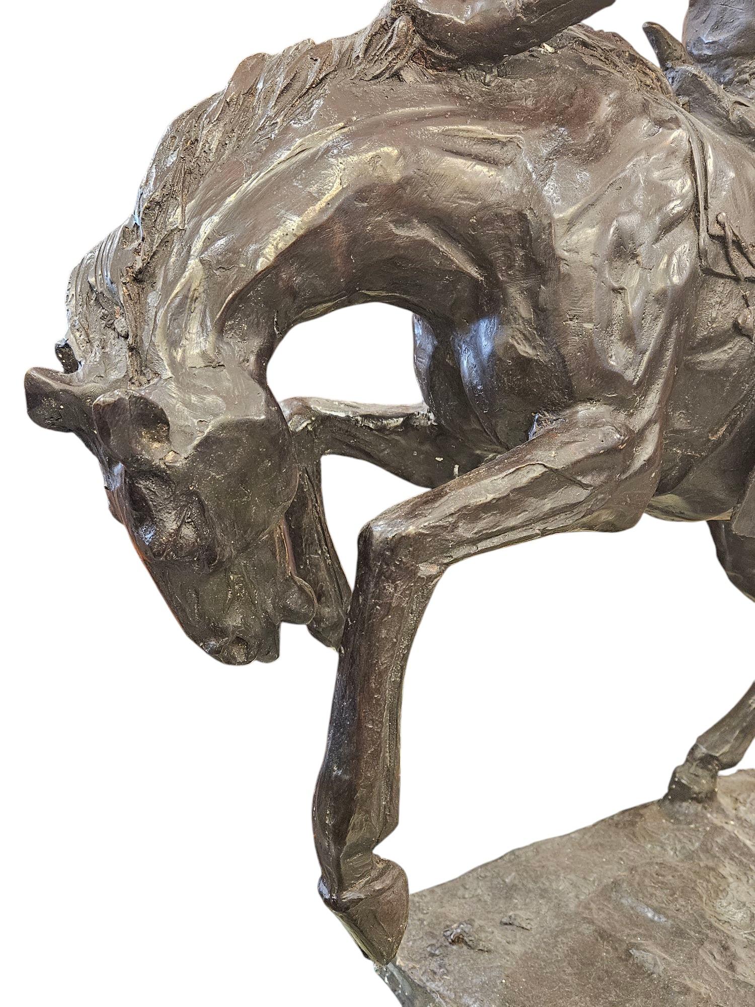 Bronce muy grande de un vaquero  y su bucking Horse por Frederick Remmington
Esta escultura tiene un movimiento tan poderoso y una energía tan cruda
Escultura encantadora