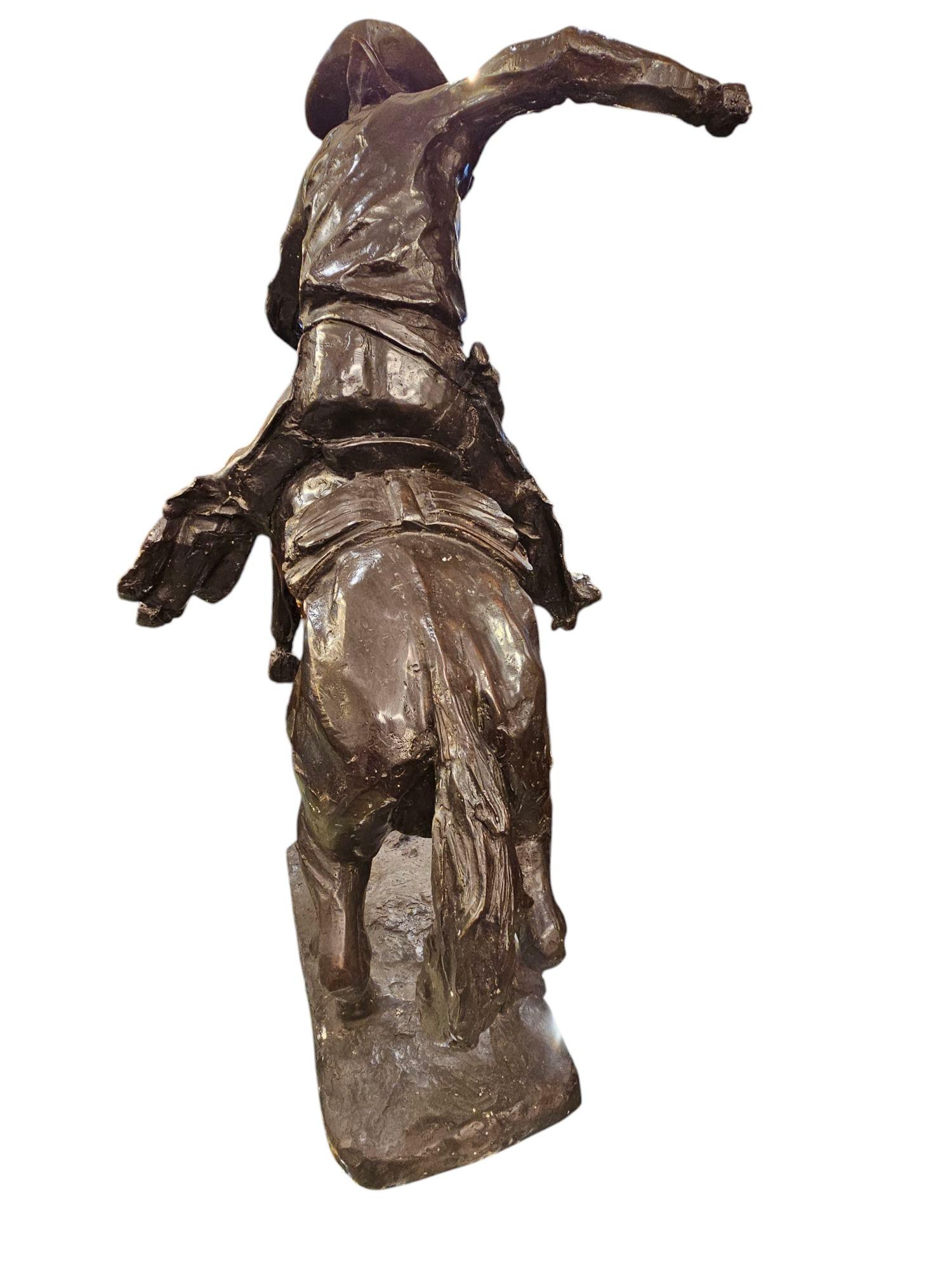 Gran vaquero de bronce según Frederick Remington clásico estadounidense en venta