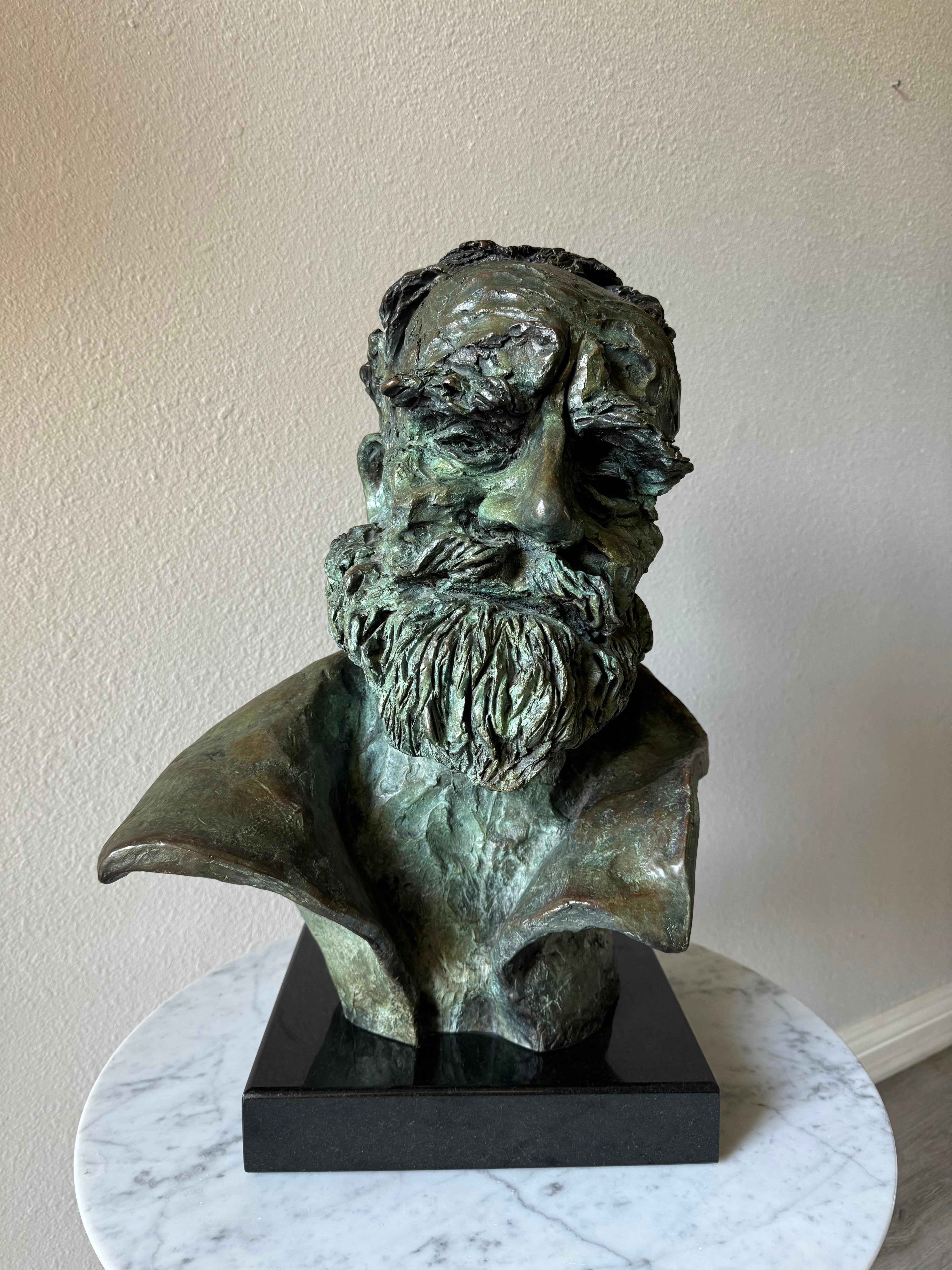 Escultura de bronce de alta calidad firmada Hedy Miller 92'.  1/9.
Busto de bronce pesado montado sobre una base de mármol, la base mide 10 1/4'' de ancho por 9 1/8'' de profundidad y 2'' de alto.
Sujeto desconocido del busto, muy bien esculpido, en