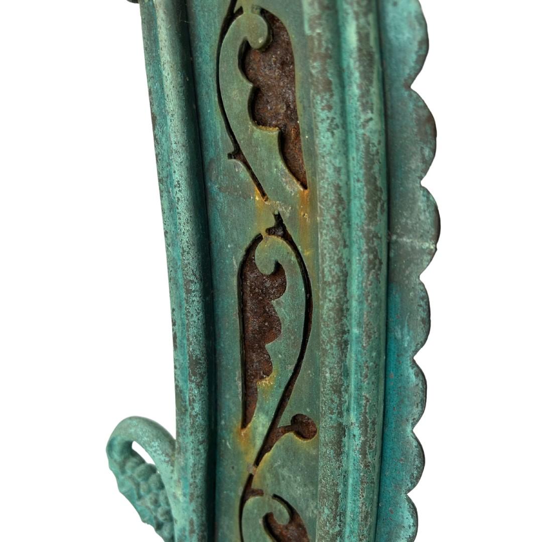 Großer Bronzekandelaber mit schwerer Patina (Metallarbeit) im Angebot