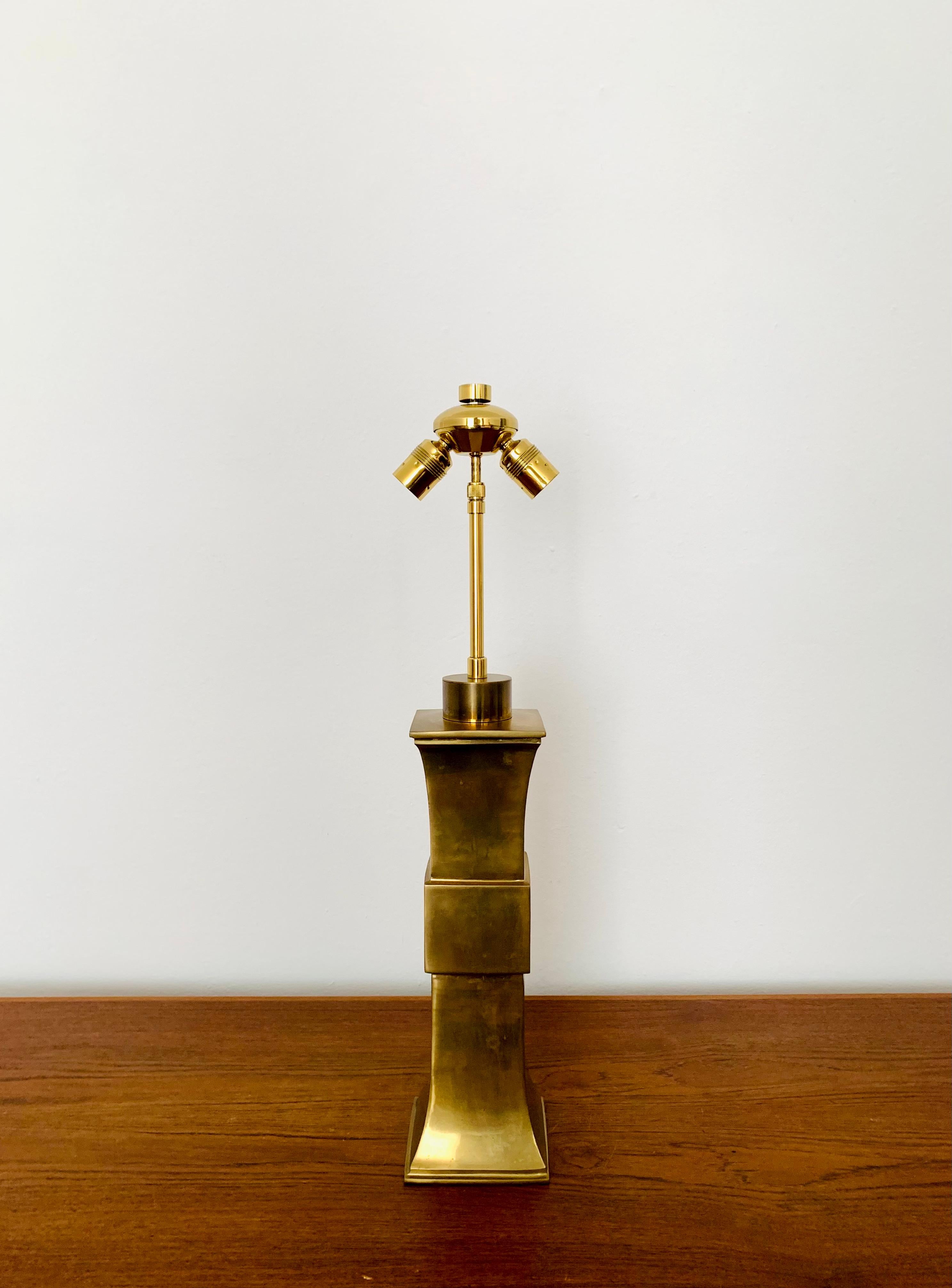 Beeindruckende Tischlampe aus Bronzeguss aus den 1960er Jahren.
Außergewöhnlich gelungenes Design und sehr hochwertige Verarbeitung.
Der Lampenkopf ist höhenverstellbar.
Eine sehr edle Lampe und eine Bereicherung für jedes Heim.

Der Lampenschirm