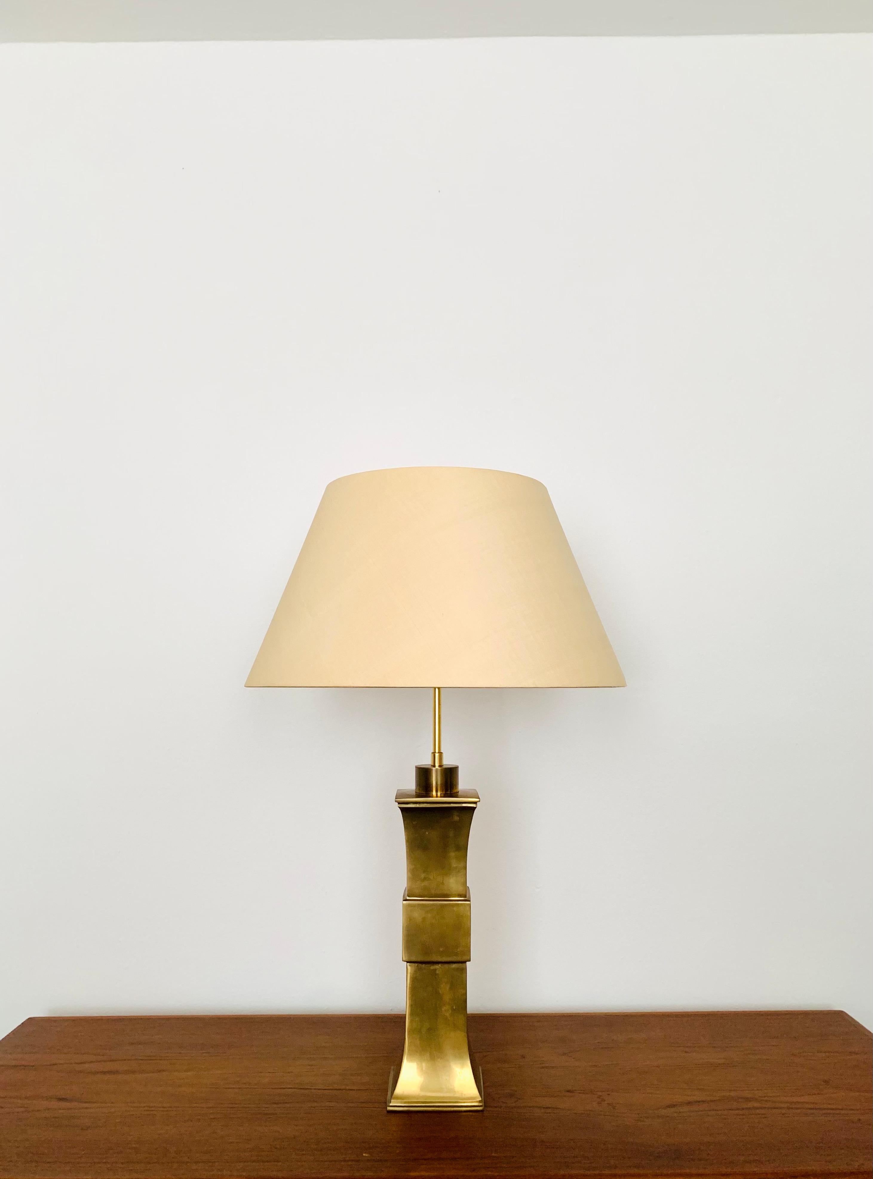 Milieu du XXe siècle Grande lampe de bureau en bronze moulé en vente