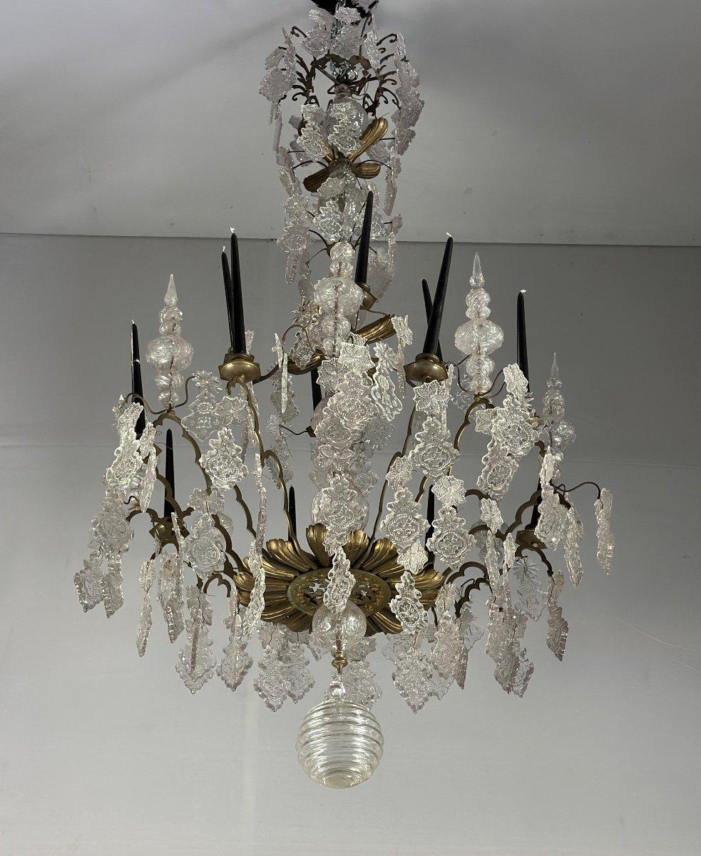 Very large bronze chandelier garnished with molded glass pendants, new hidden electrification