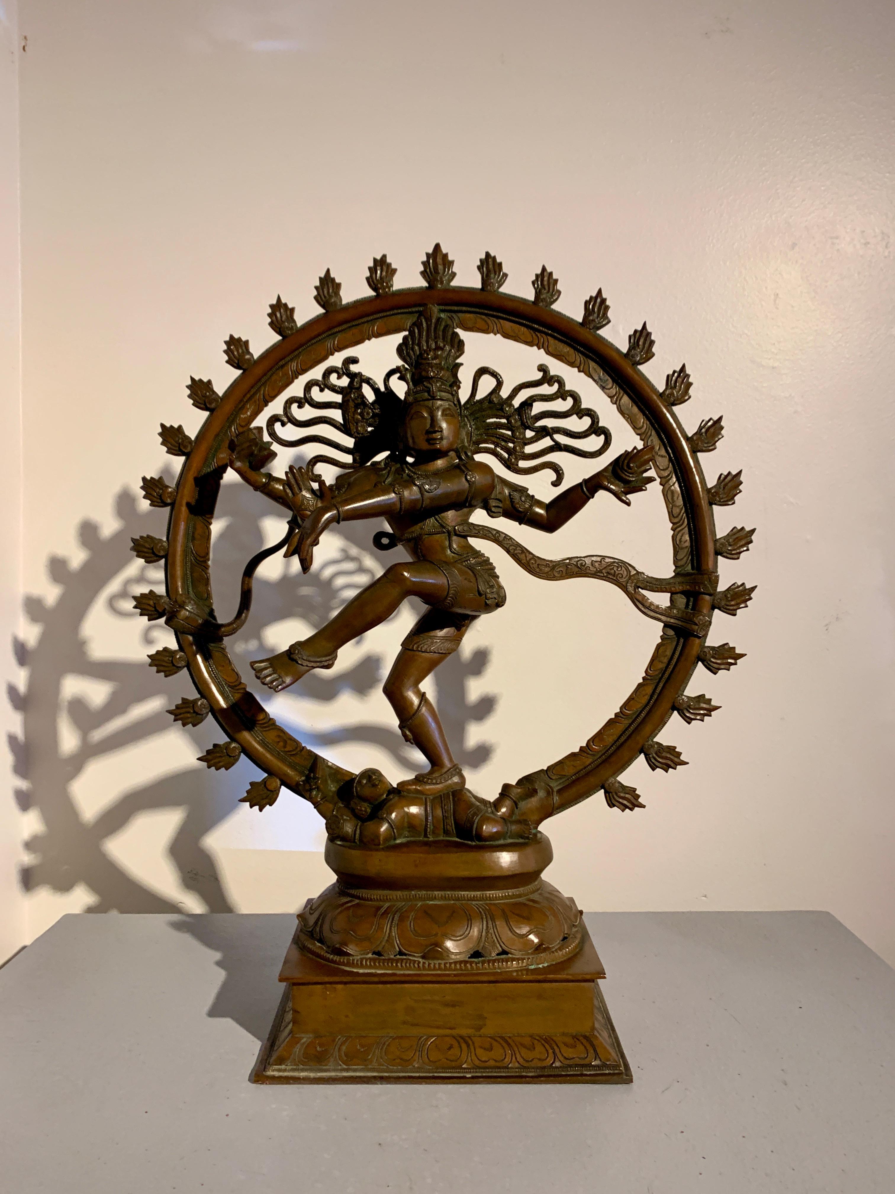 Lourde figure en bronze du sud de l'Inde représentant Shiva Nataraja, ou Shiva en tant que Seigneur de la Danse, dans le style Chola, fin du 19ème ou début du 20ème siècle, Inde. 

Shiva est représenté ici sous la forme de Nataraja, le seigneur de