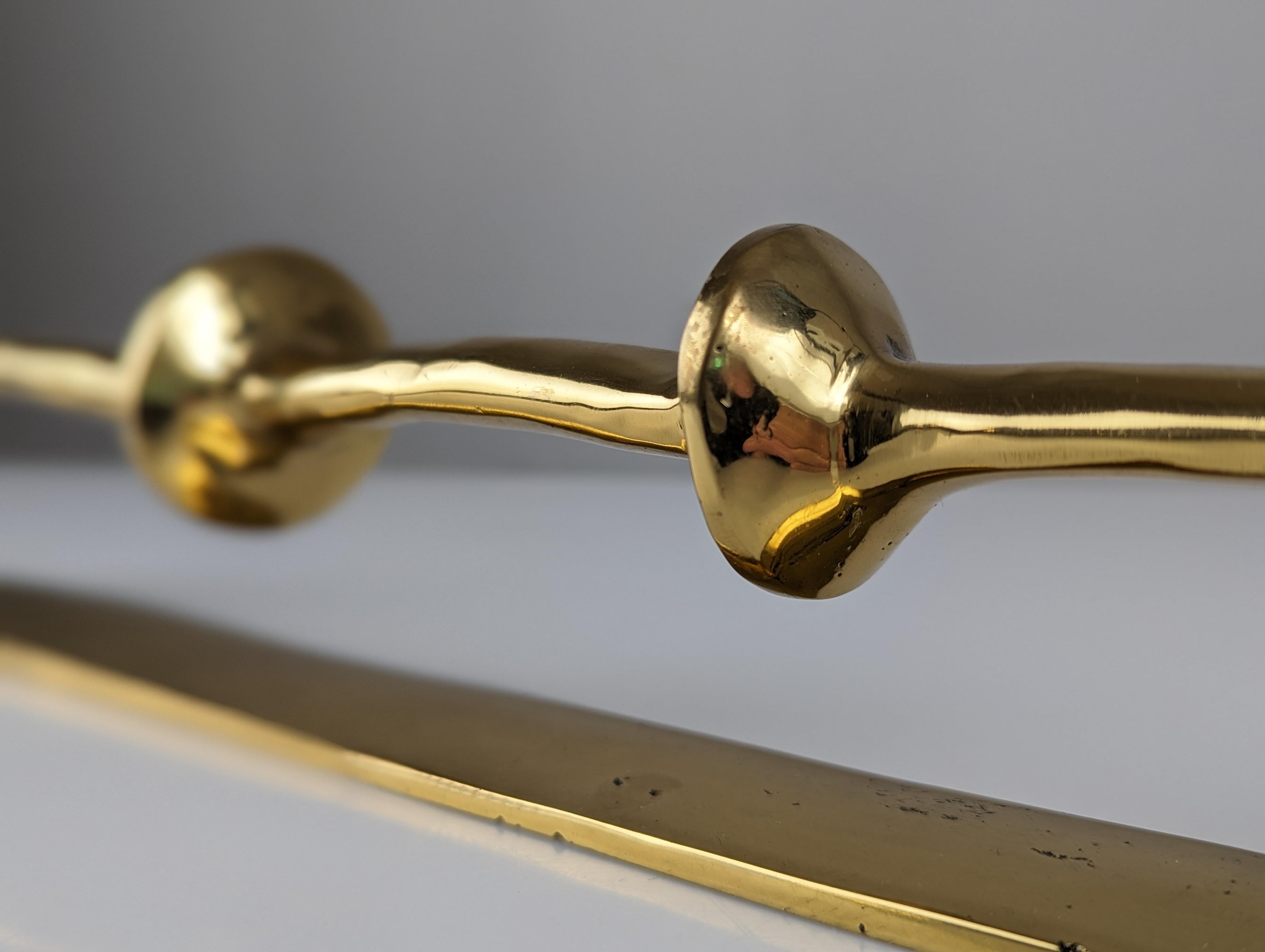Spectacular large handle signed by the artist David Marshall made entirely of bronze. An authentic, very versatile sculptural work that can delight any decoration as a door handle, whether horizontal or vertical, coat rack, support, even towel rack.