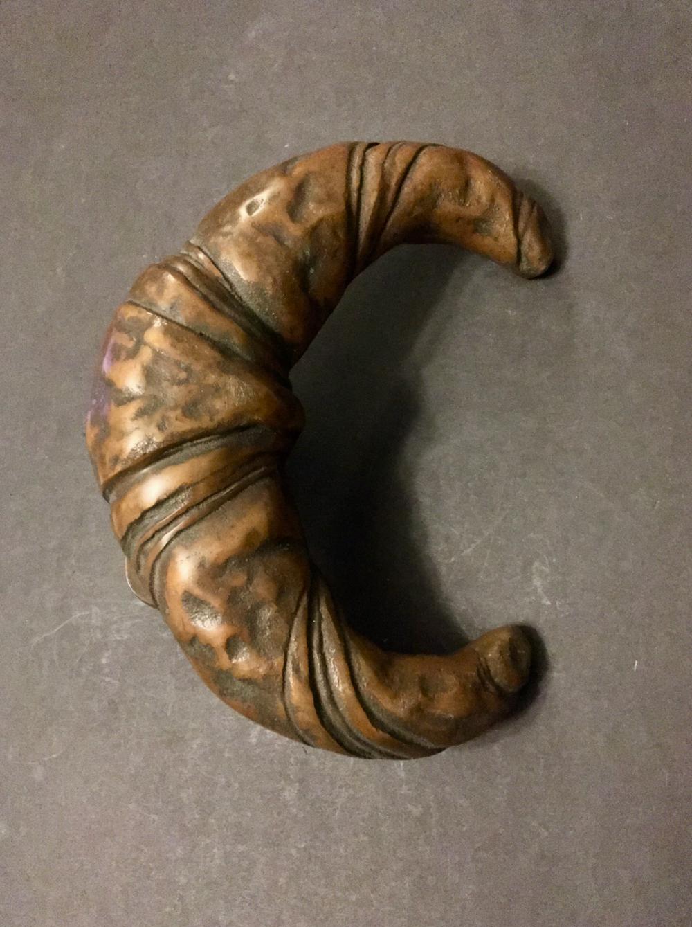 Large cast bronze door handle in the shape of a croissant. Wonderful for your bakery, patisserie, coffee shop, café or kitchen. Late 20th century, found in Germany. Good vintage condition.

Approximate dimensions (as shown in images 1-3):

H: 22