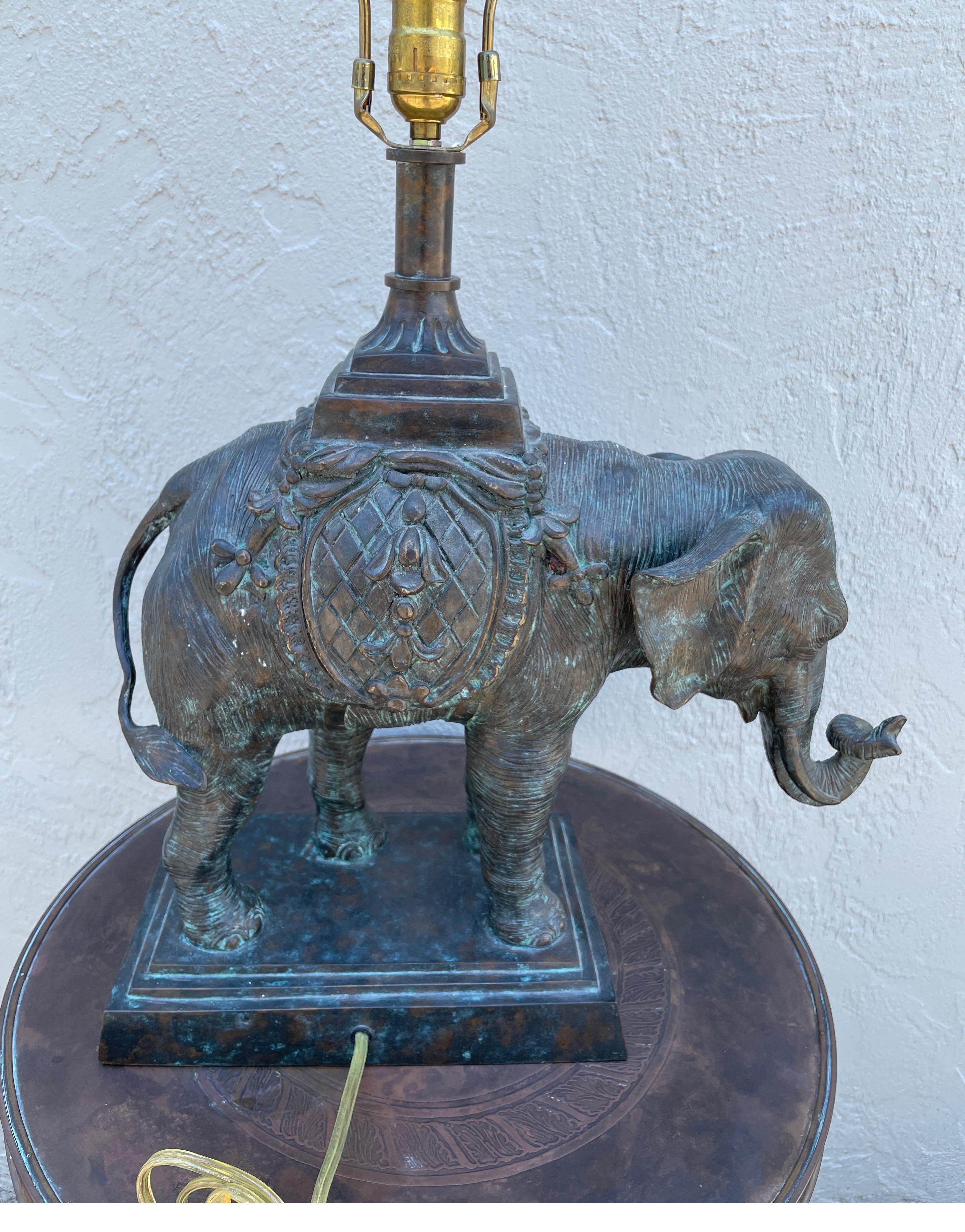 Bronze Grande lampe éléphant en bronze de Maitland Smith en vente
