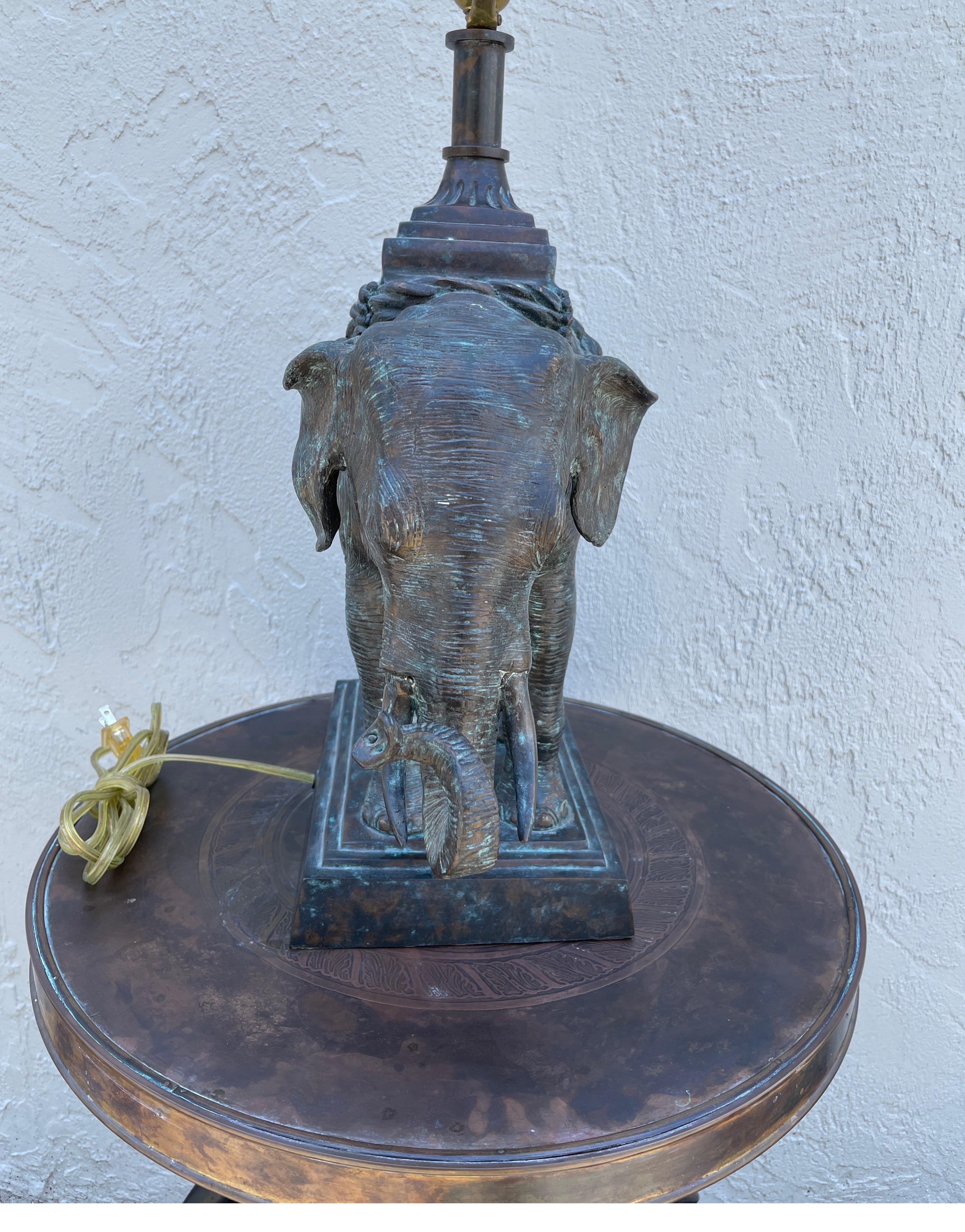 Grande lampe éléphant en bronze de Maitland Smith en vente 1