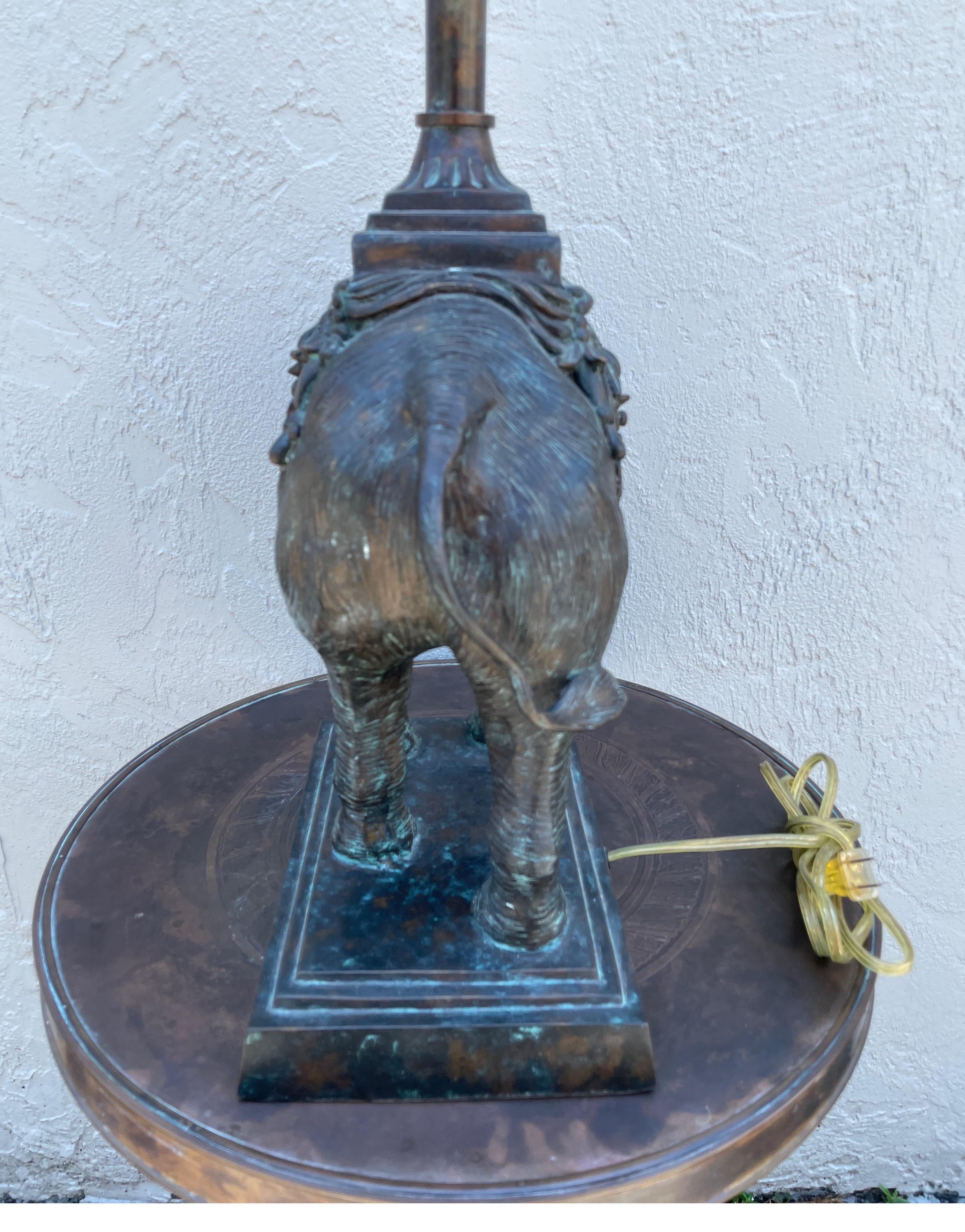 Grande lampe éléphant en bronze de Maitland Smith en vente 2