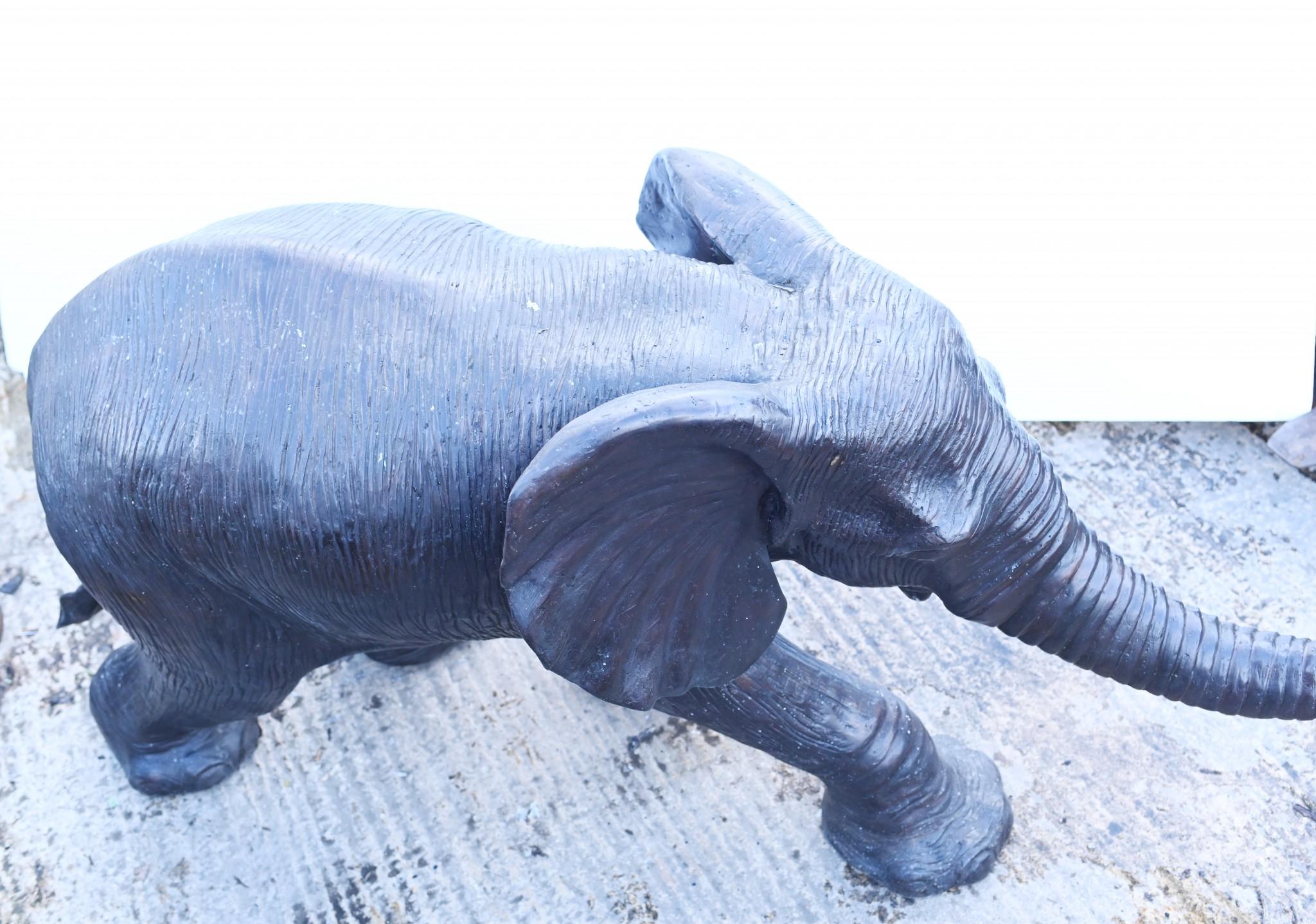 Incredibile fusione in bronzo di un simpatico elefante che misura più di due metri dalla coda alla proboscide - 193 CM
Statua di grande carattere
La patina è superba ed essendo in bronzo può vivere all'esterno senza paura di arrugginire.
Ottimo su
