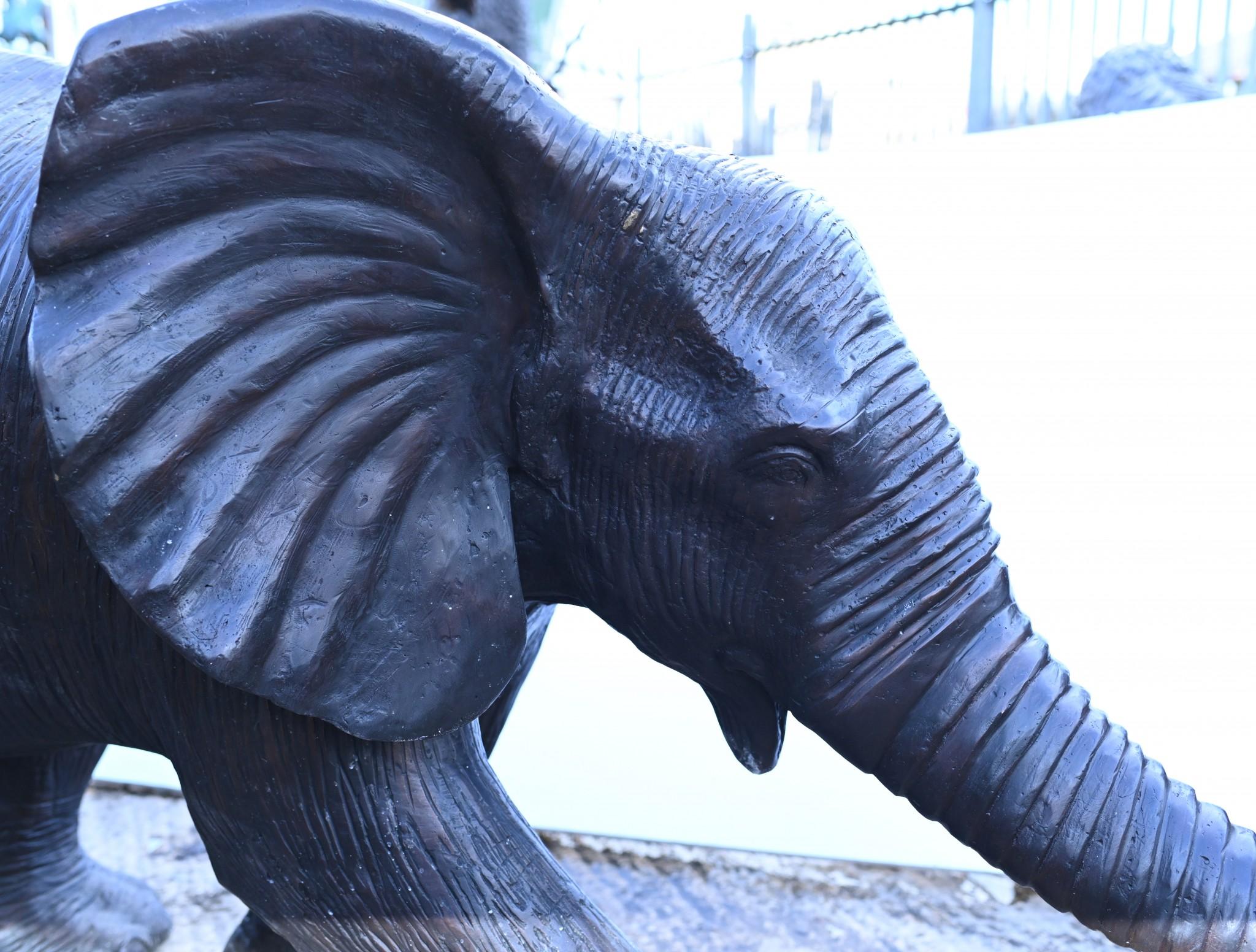 Grande statua di elefante in bronzo per il giardino In condizioni buone in vendita a Potters Bar, GB