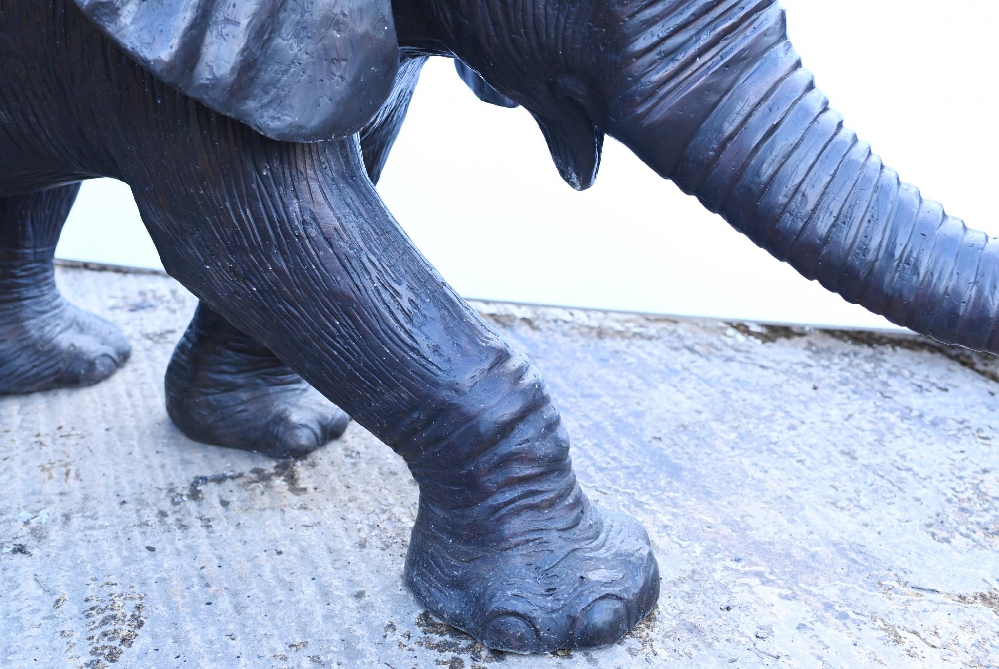 Fine XX secolo Grande statua di elefante in bronzo per il giardino in vendita