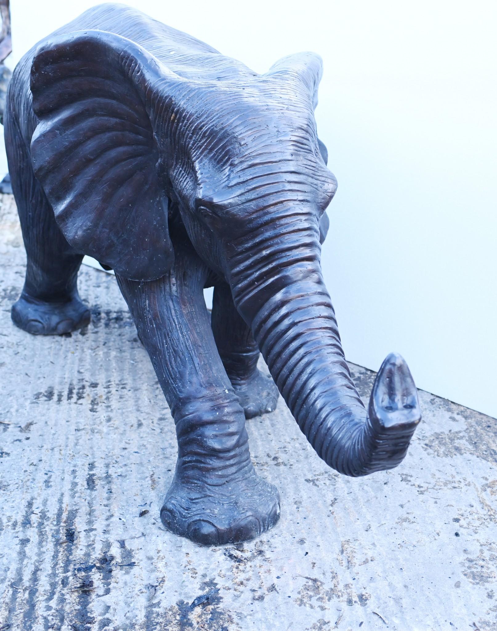 Bronzo Grande statua di elefante in bronzo per il giardino in vendita
