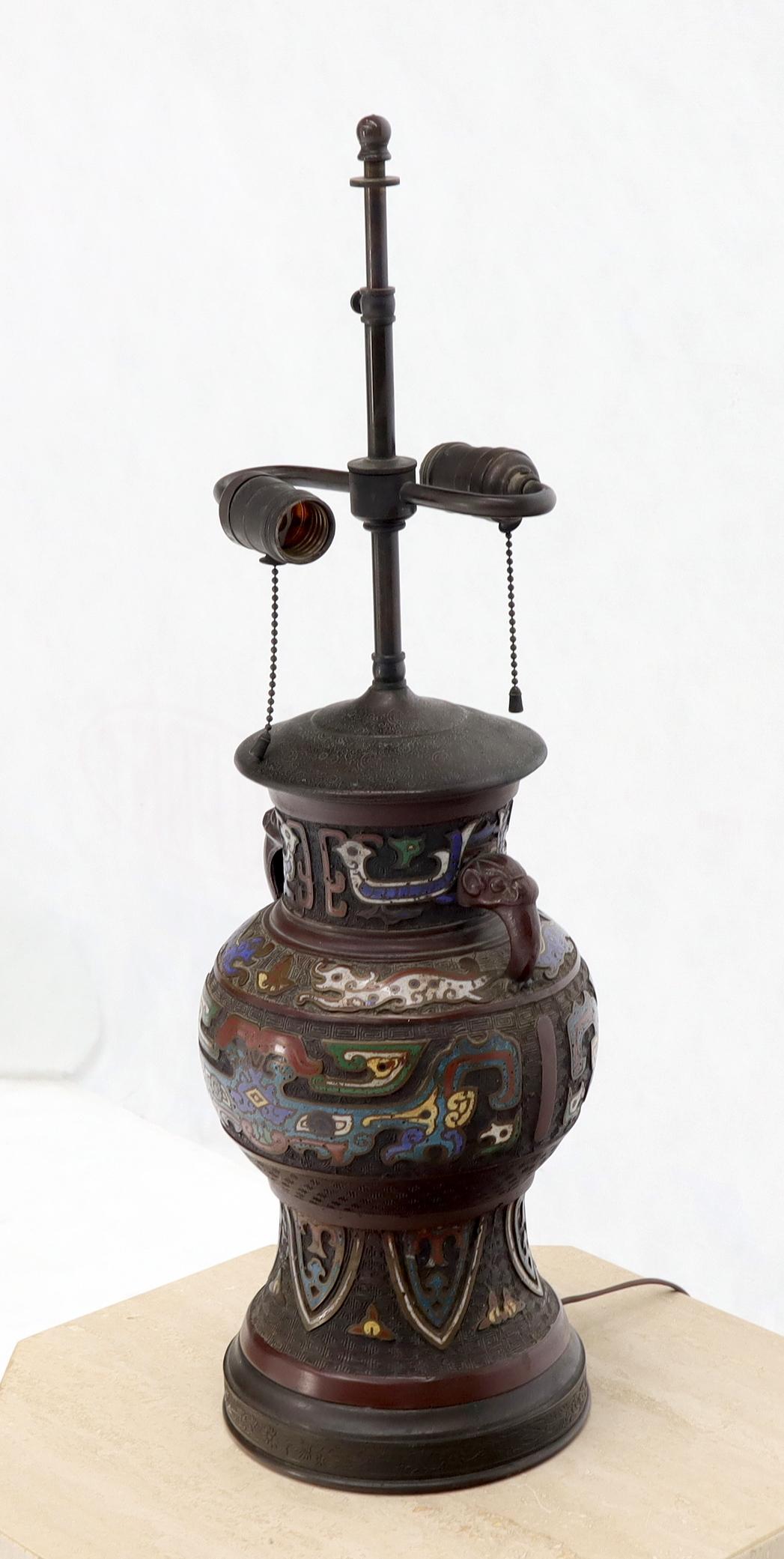 Asiatique Grande lampe de bureau orientale décorée en bronze et émaillée en vente