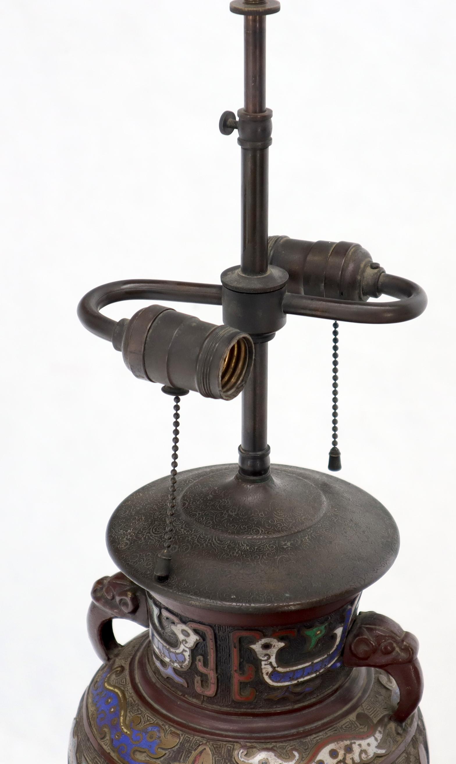 Grande lampe de bureau orientale décorée en bronze et émaillée Bon état - En vente à Rockaway, NJ