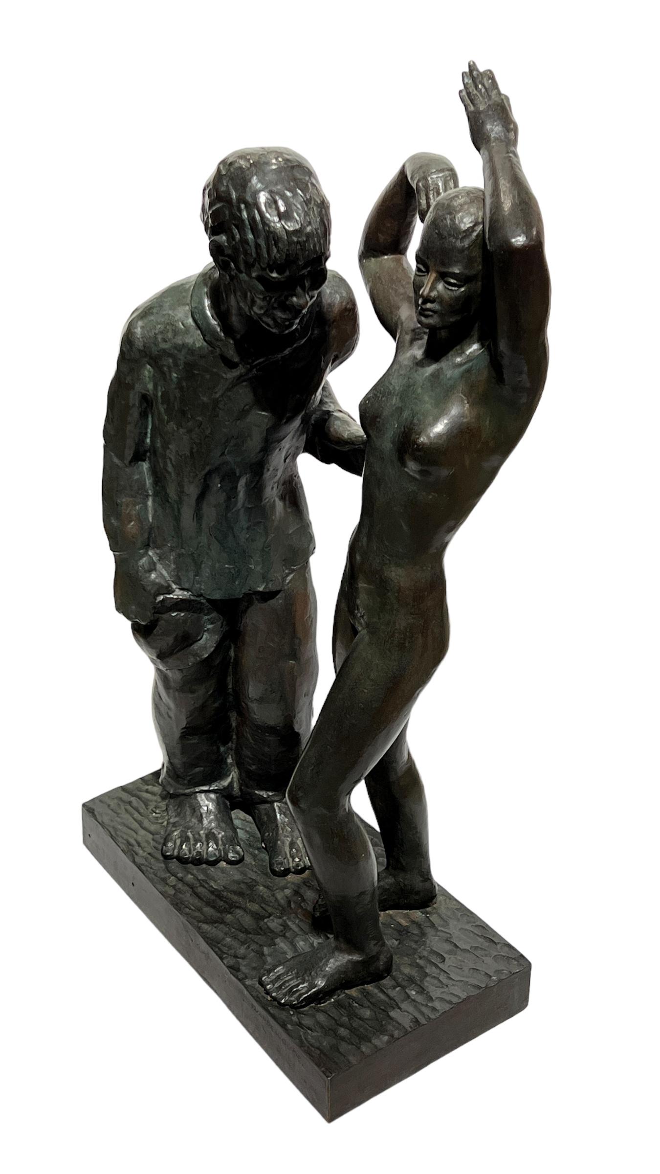 Scultura figurativa in bronzo della metà del secolo scorso dell'artista belga Firmin Vandewoude (1907-1994), raffigurante un uomo in piedi accanto a una donna nuda, con patina verde scuro/marrone.  Firmato sul lato anteriore destro della base e sul