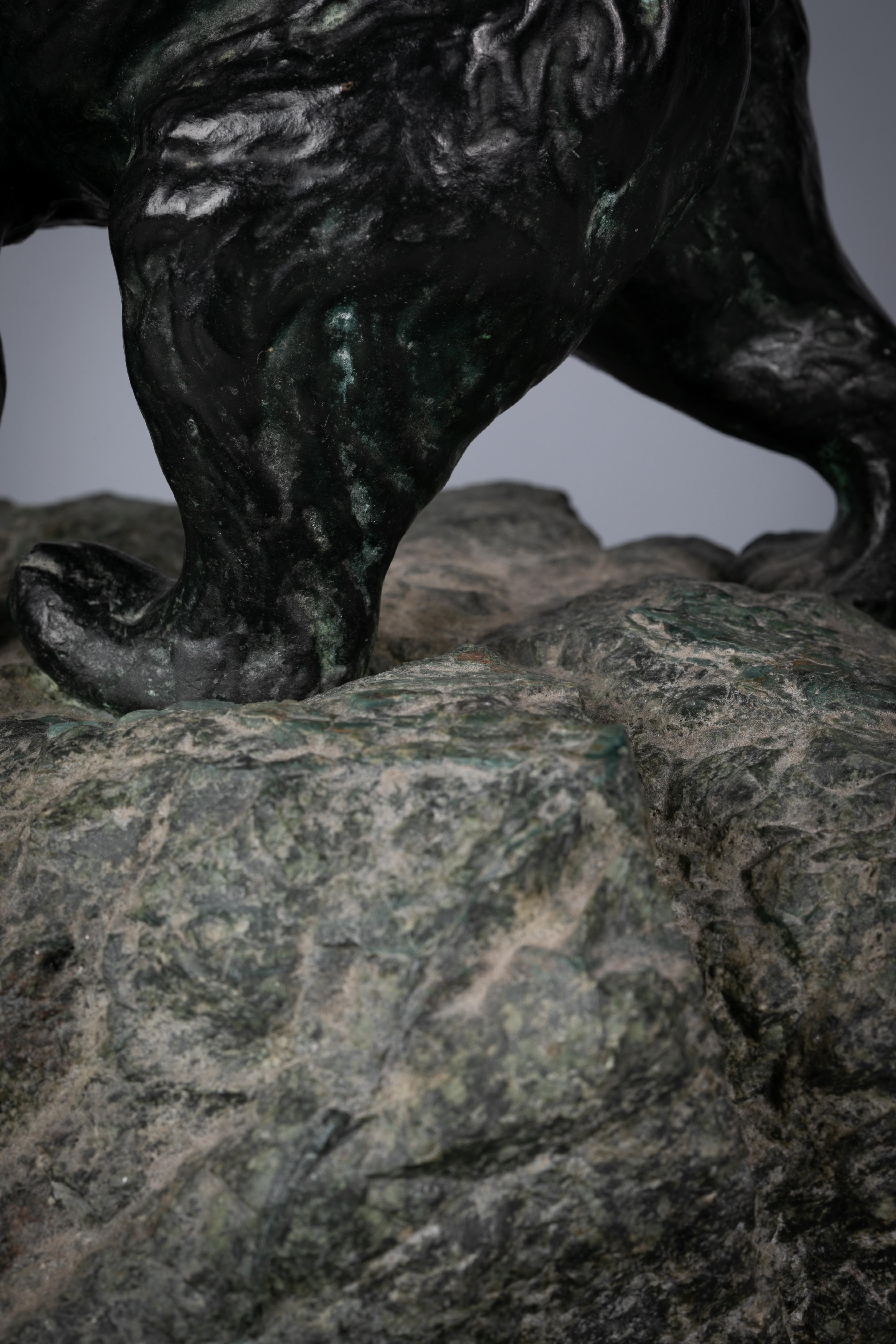 Bronze Grande figurine en bronze d'un ours en train de courir, début du 20e siècle en vente