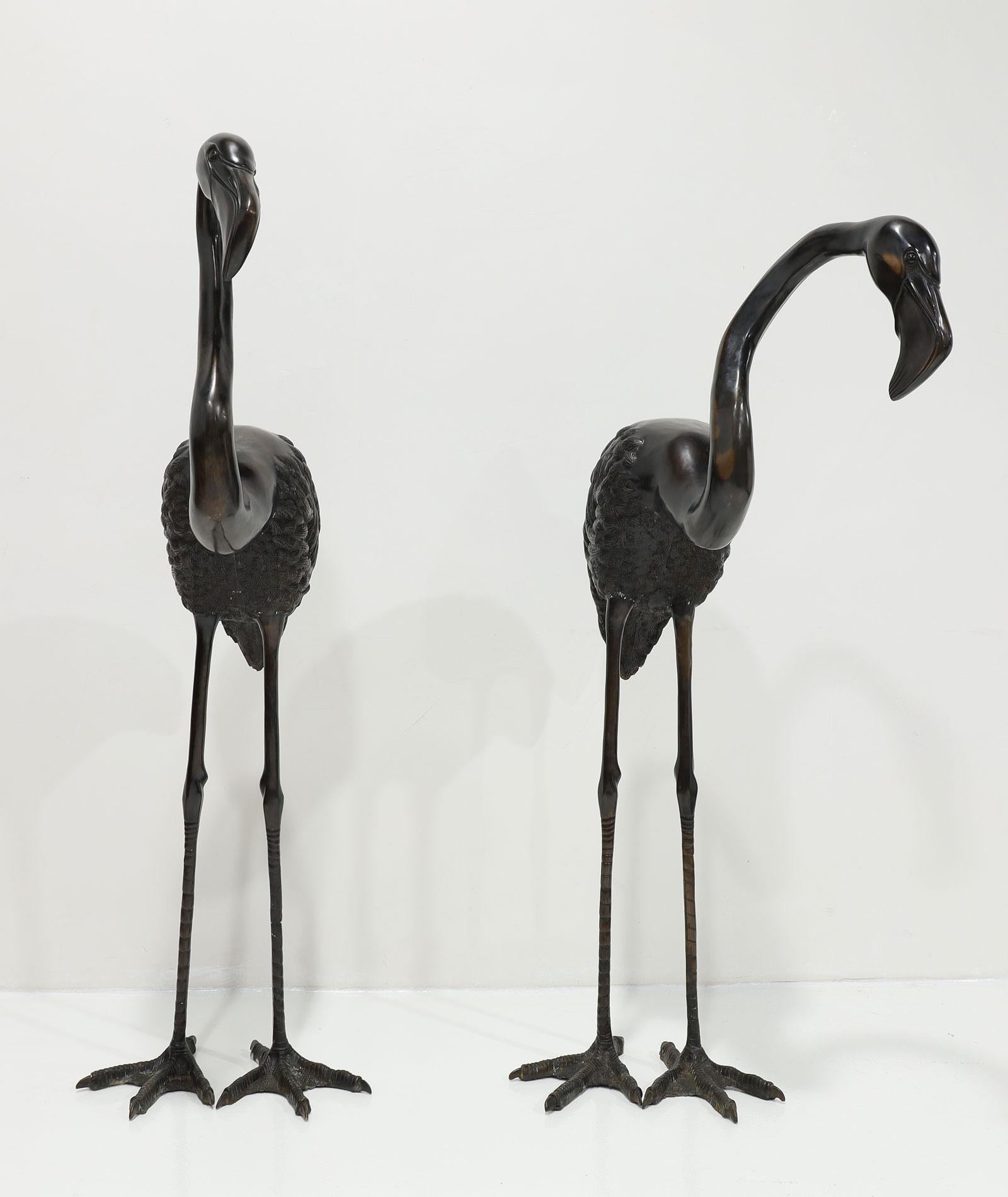 Trasforma il tuo spazio con un'eccezionale coppia di rare sculture di fenicotteri in bronzo, realizzate in esclusiva da Hattakitkosol Somchai. Realizzate con dettagli eccezionali, queste sculture si distinguono come splendidi punti focali in ogni