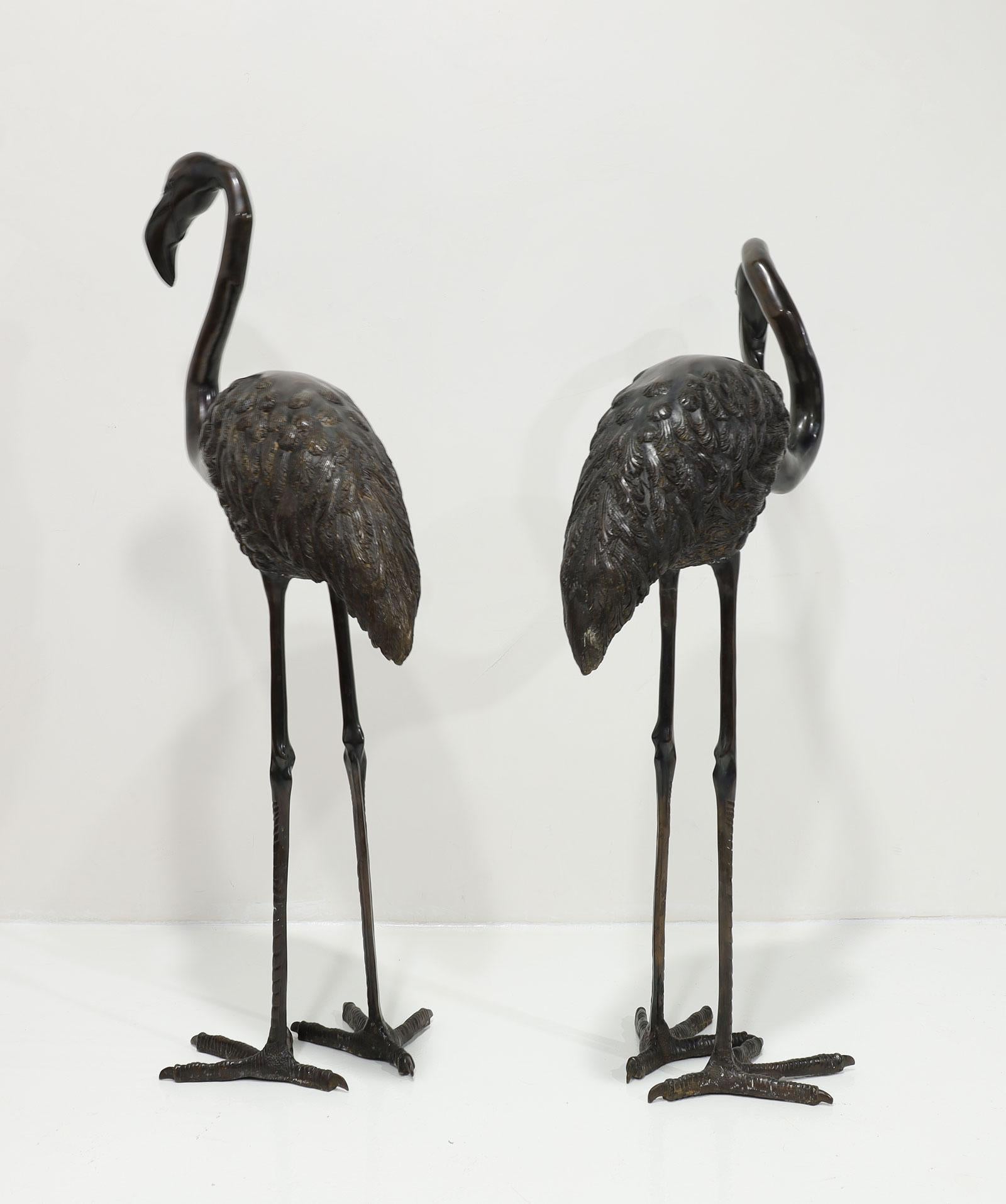 Mid-Century moderno Grandi sculture di uccelli fenicottero in bronzo di Hattakitkosol Somchai, timbrate in vendita