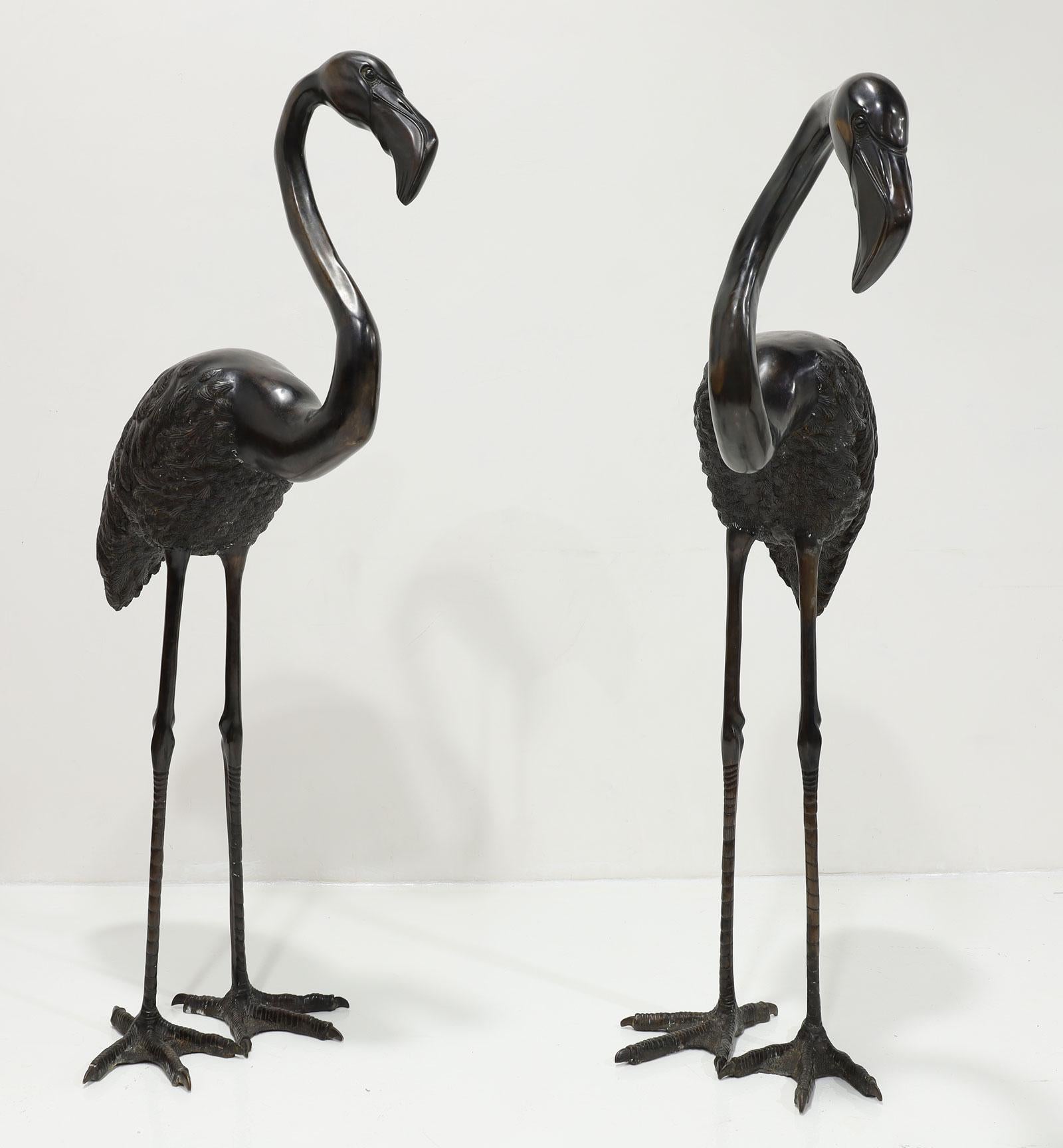 Bronzo Grandi sculture di uccelli fenicottero in bronzo di Hattakitkosol Somchai, timbrate in vendita