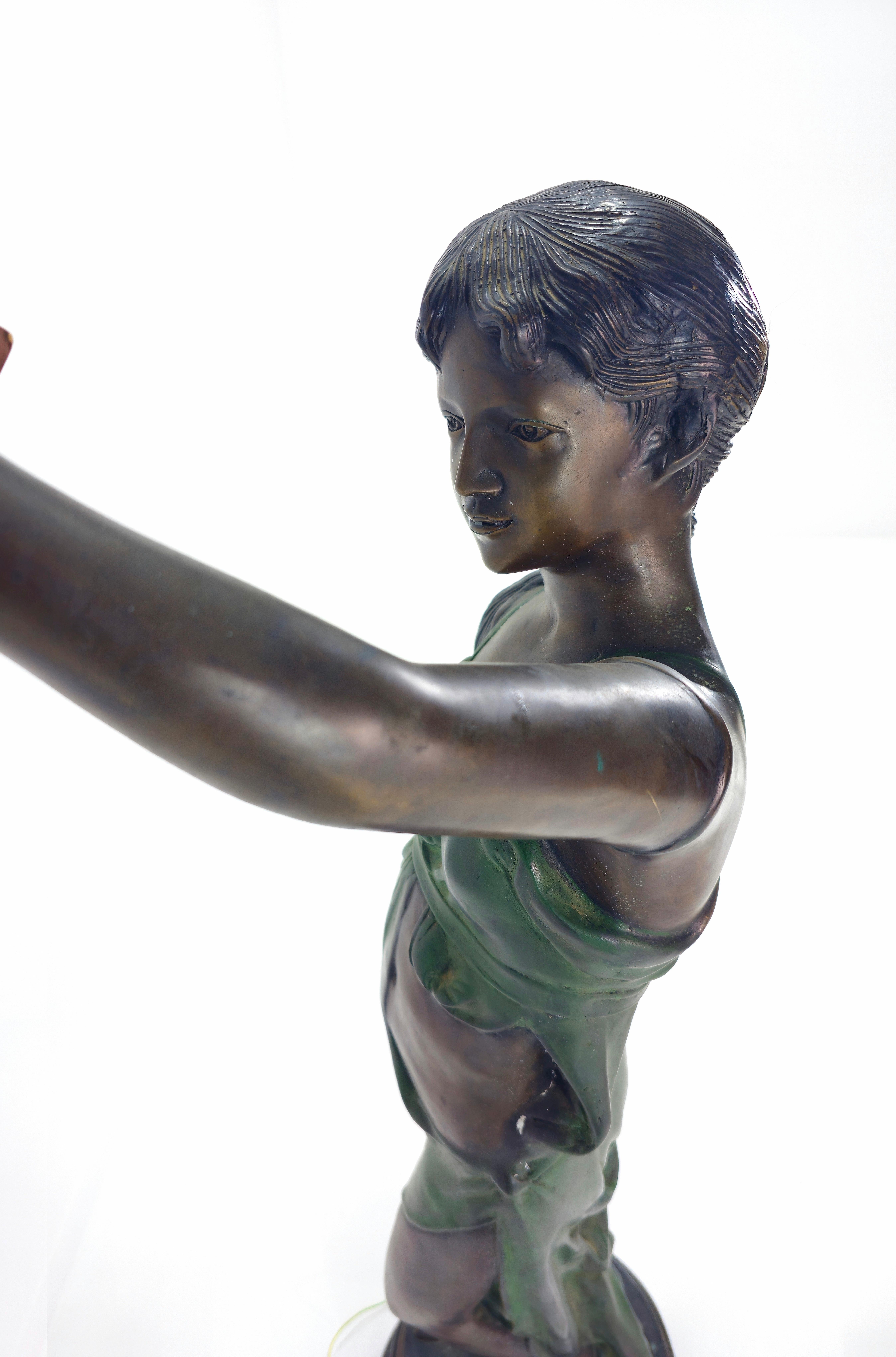 Large floor lamp. Sculpture of Venus with light / girl in Italian artistic burnished bronze, hand-worked. Missing the system and the lamp. As shown in the photos. Please watch the video and photos carefully, thank you.

Weight: 28.900 Kg

NOTE: We