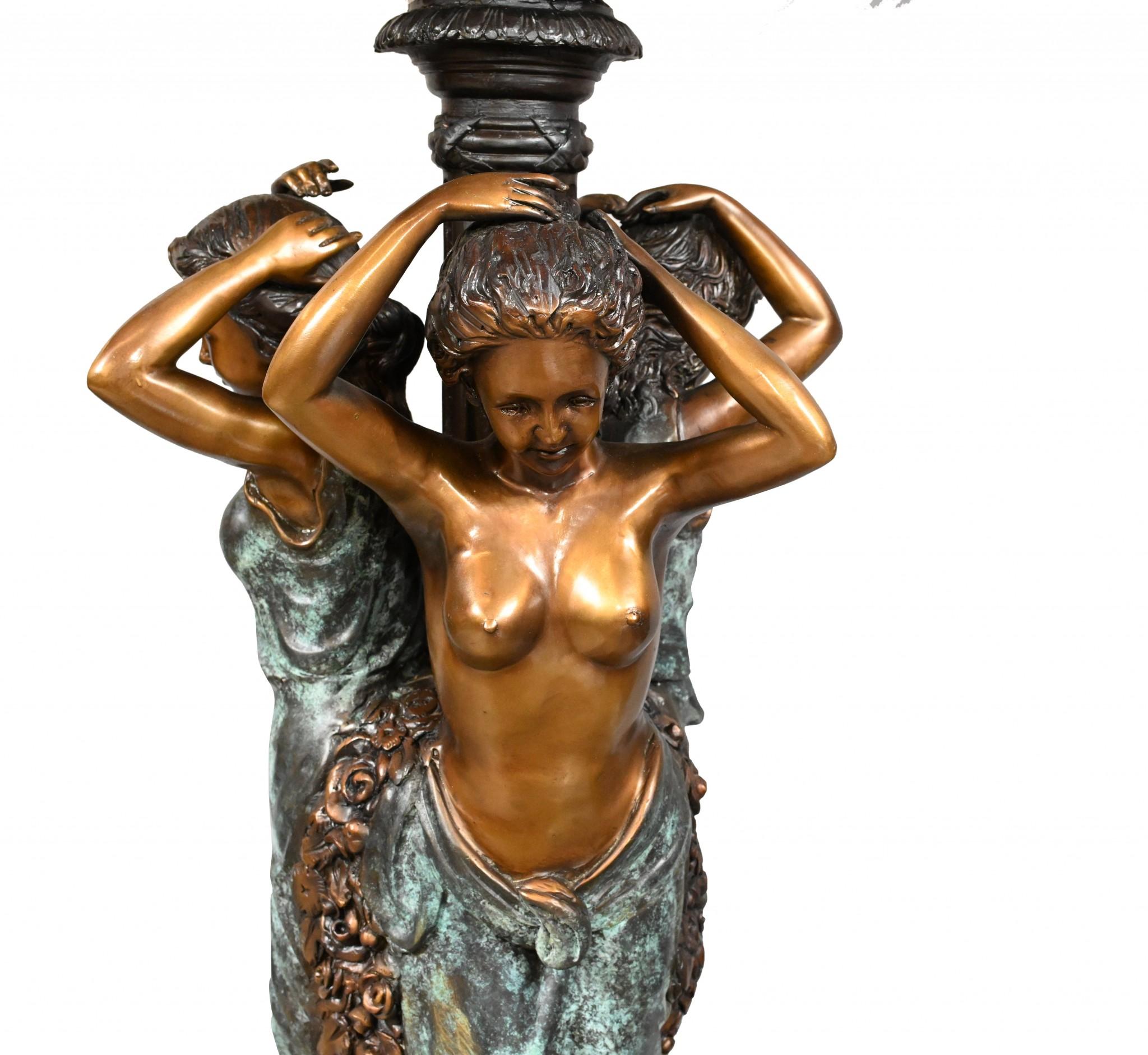 Atemberaubende große Französisch Bronze-Brunnen, der in fast sechs Fuß steht - 178 CM hoch
Hervorragend für den Garten geeignet, und da er aus Bronze ist, kann er draußen leben, ohne zu rosten.
Drei klassische Jungfrauen stützen zentrale