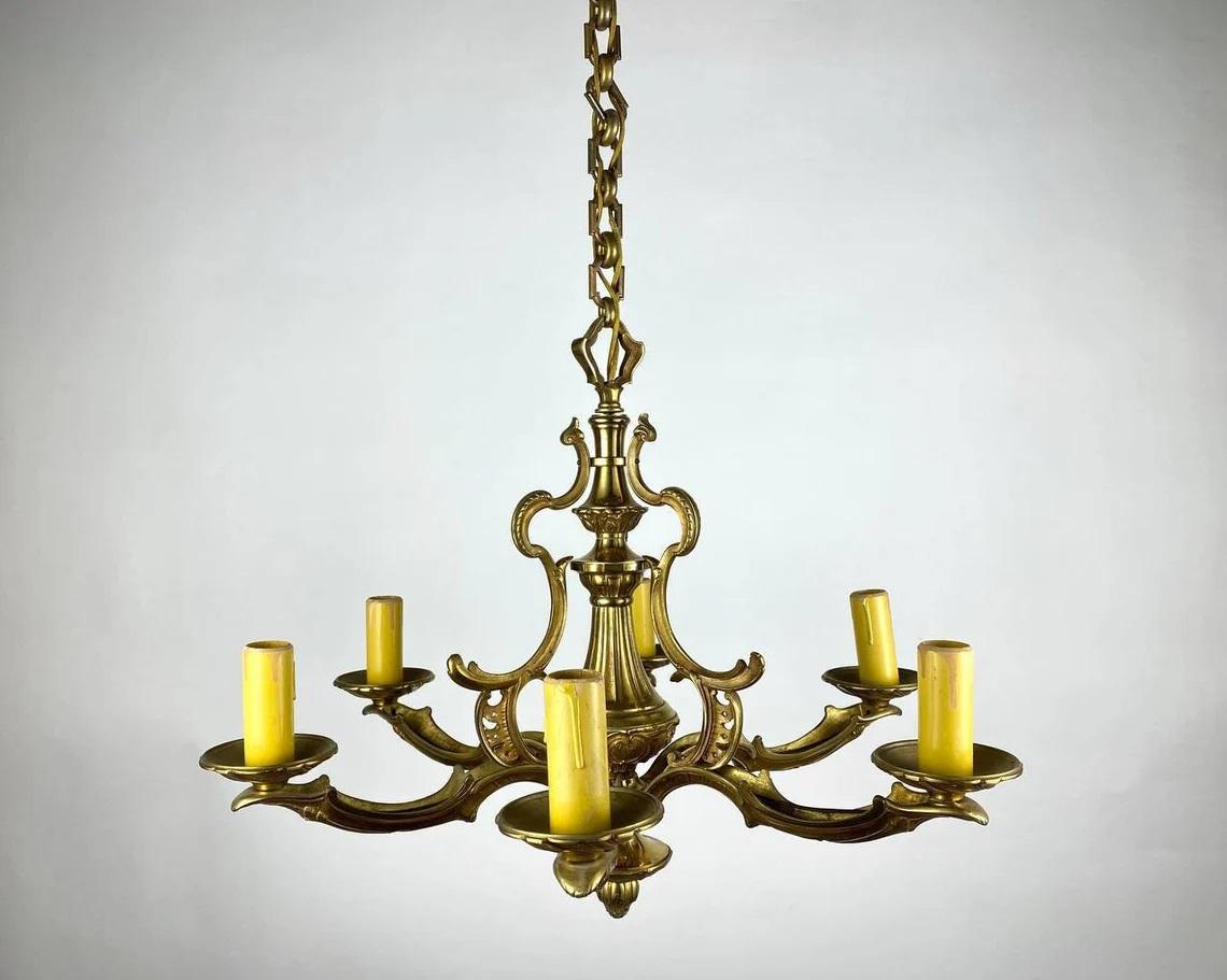In the presence of Vintage Bronze chandelier with beautiful bronze chain. For 6 light bulbs.

France, circa 1950s.

The chandelier is completely made of bronze characterized by exquisite chiseled work, on the horns decorative caps 