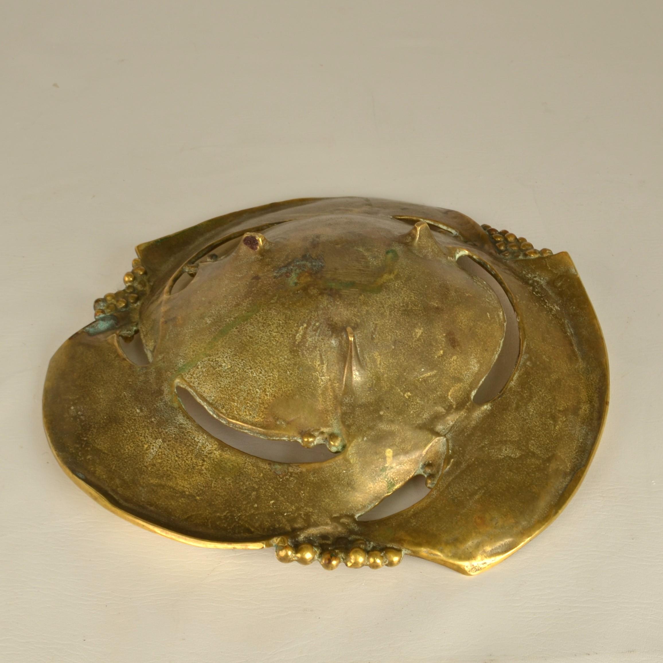 Large Bronze Fruit Bowl Organic Decorated with Grapes en vente 3