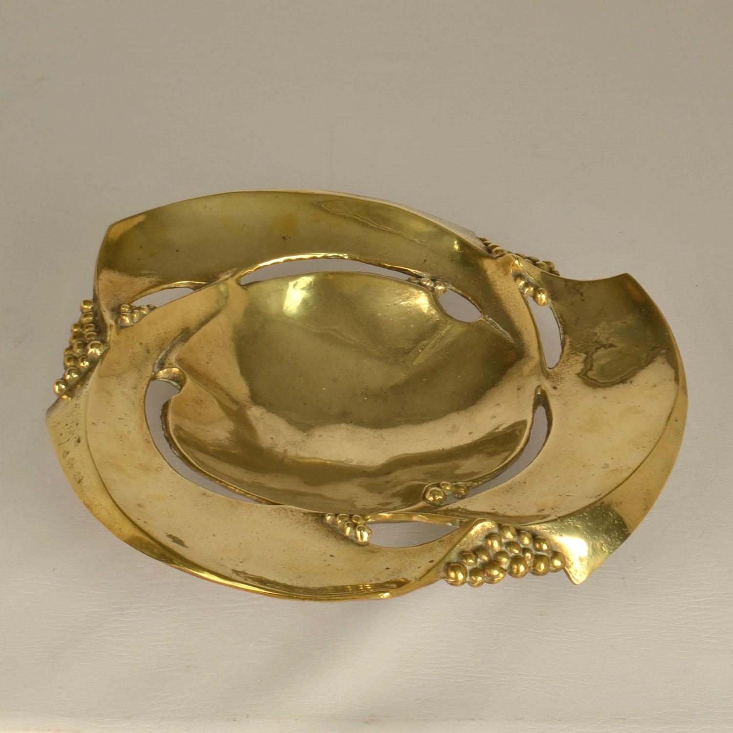 Mid-Century Modern Large Bronze Fruit Bowl Organic Decorated with Grapes en vente