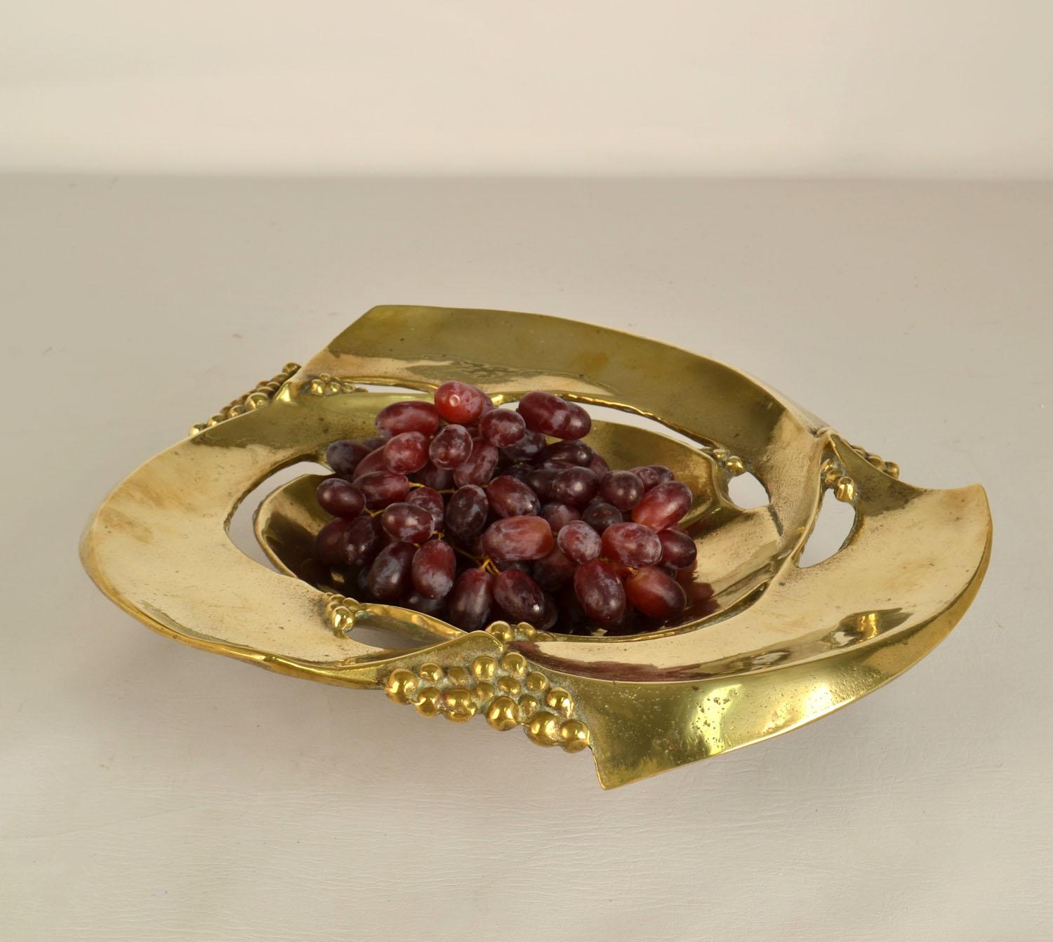 Allemand Large Bronze Fruit Bowl Organic Decorated with Grapes en vente
