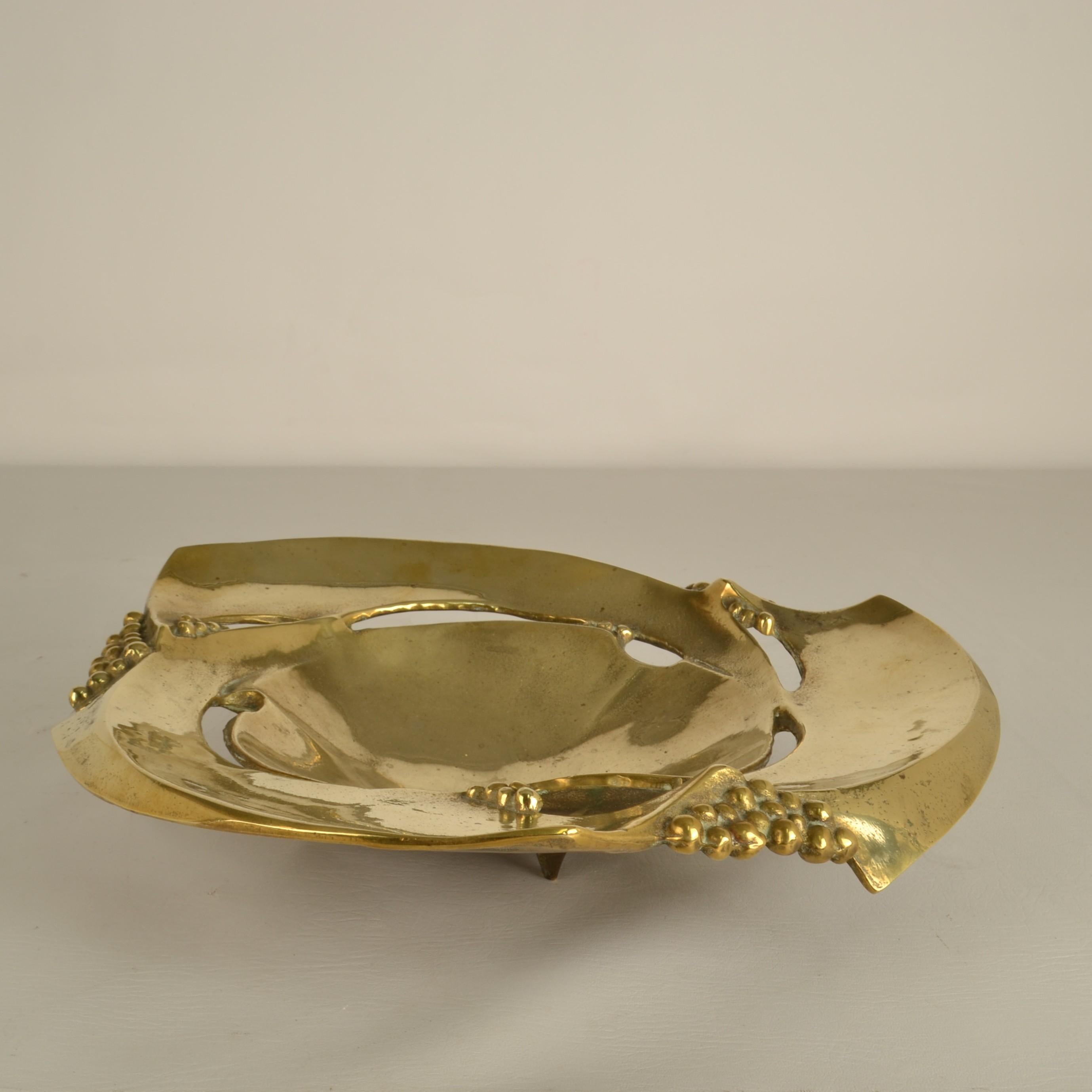 Moulage Large Bronze Fruit Bowl Organic Decorated with Grapes en vente