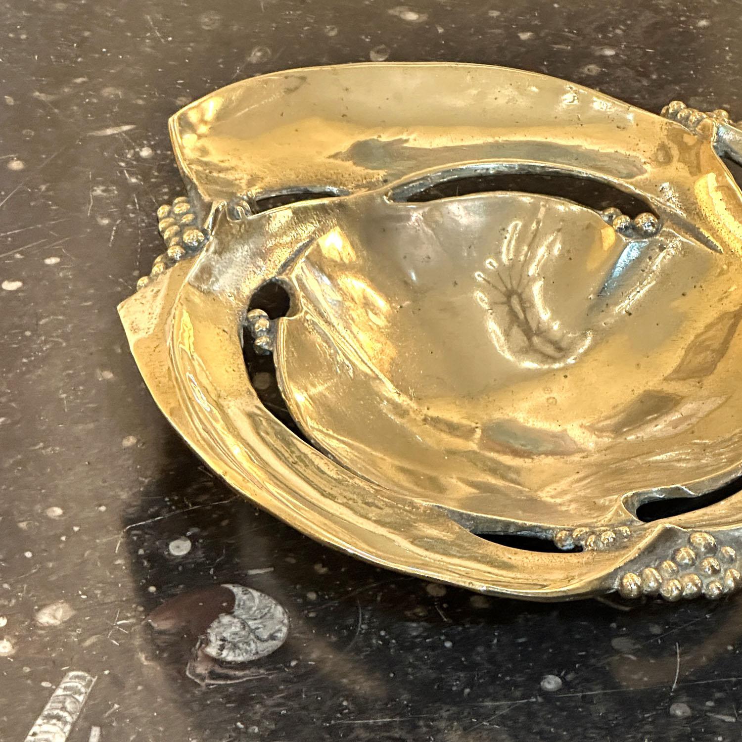 Fin du 20e siècle Large Bronze Fruit Bowl Organic Decorated with Grapes en vente