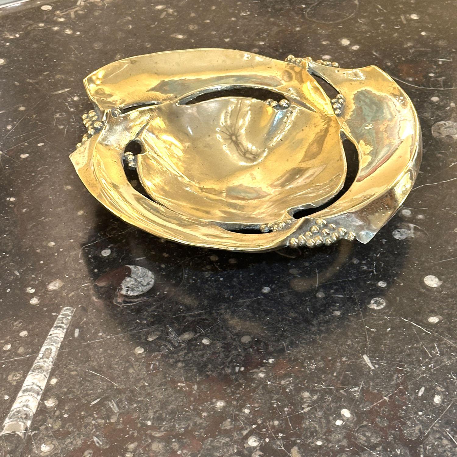 Large Bronze Fruit Bowl Organic Decorated with Grapes en vente 1