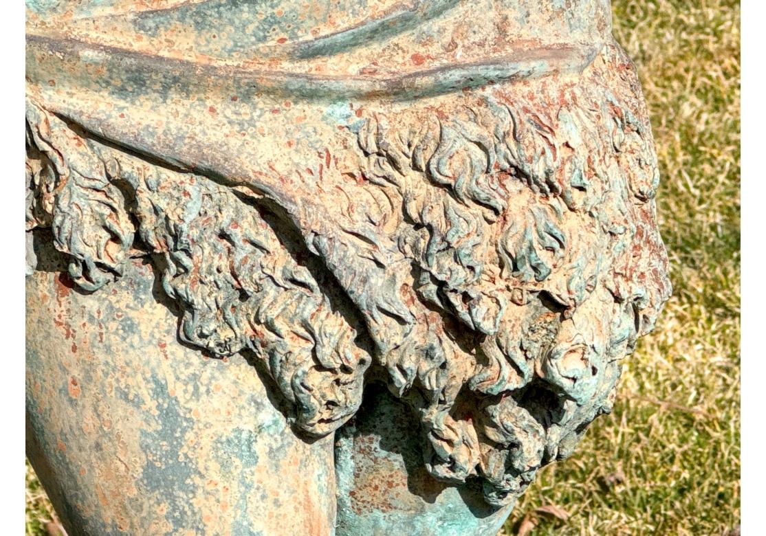 Bronzo Grande scultura da giardino in bronzo di un giovane neoclassico con tamburello in vendita