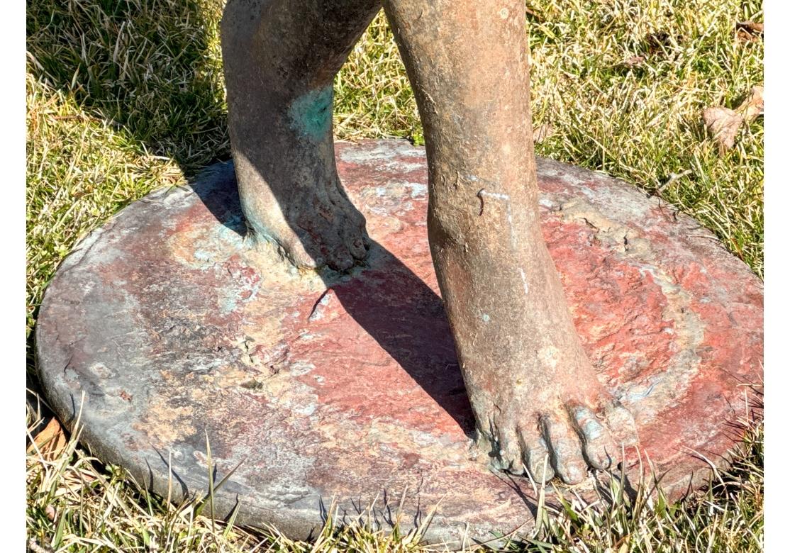 Grande scultura da giardino in bronzo di un giovane neoclassico con tamburello in vendita 1
