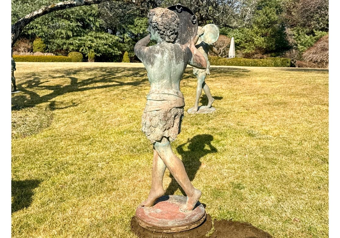 Grande scultura da giardino in bronzo di un giovane neoclassico con tamburello in vendita 2