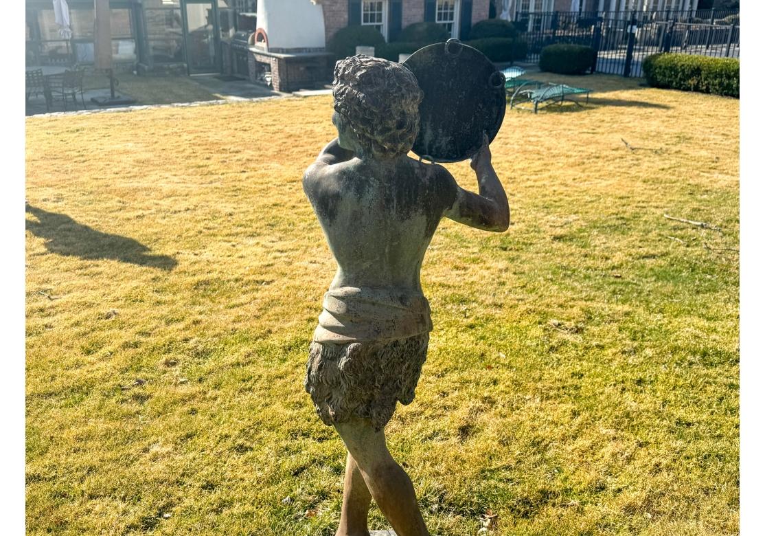 Grande scultura da giardino in bronzo di un giovane neoclassico con tamburello in vendita 3