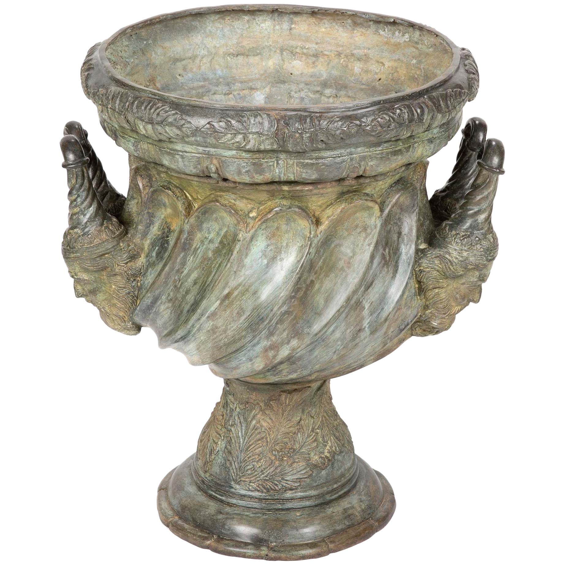 Grande urne de jardin en bronze d'après un modèle de Versailles