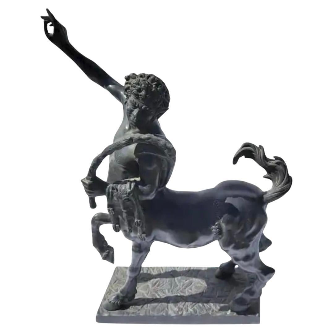 Fernando De Luca, dopo Furietti, scultura in bronzo del Centauro del XIX secolo è un ottimo esempio della tradizione del Grand Tour. Furietti, scultore italiano, era noto per la sua abilità nel creare opere che fondevano temi classici con i gusti