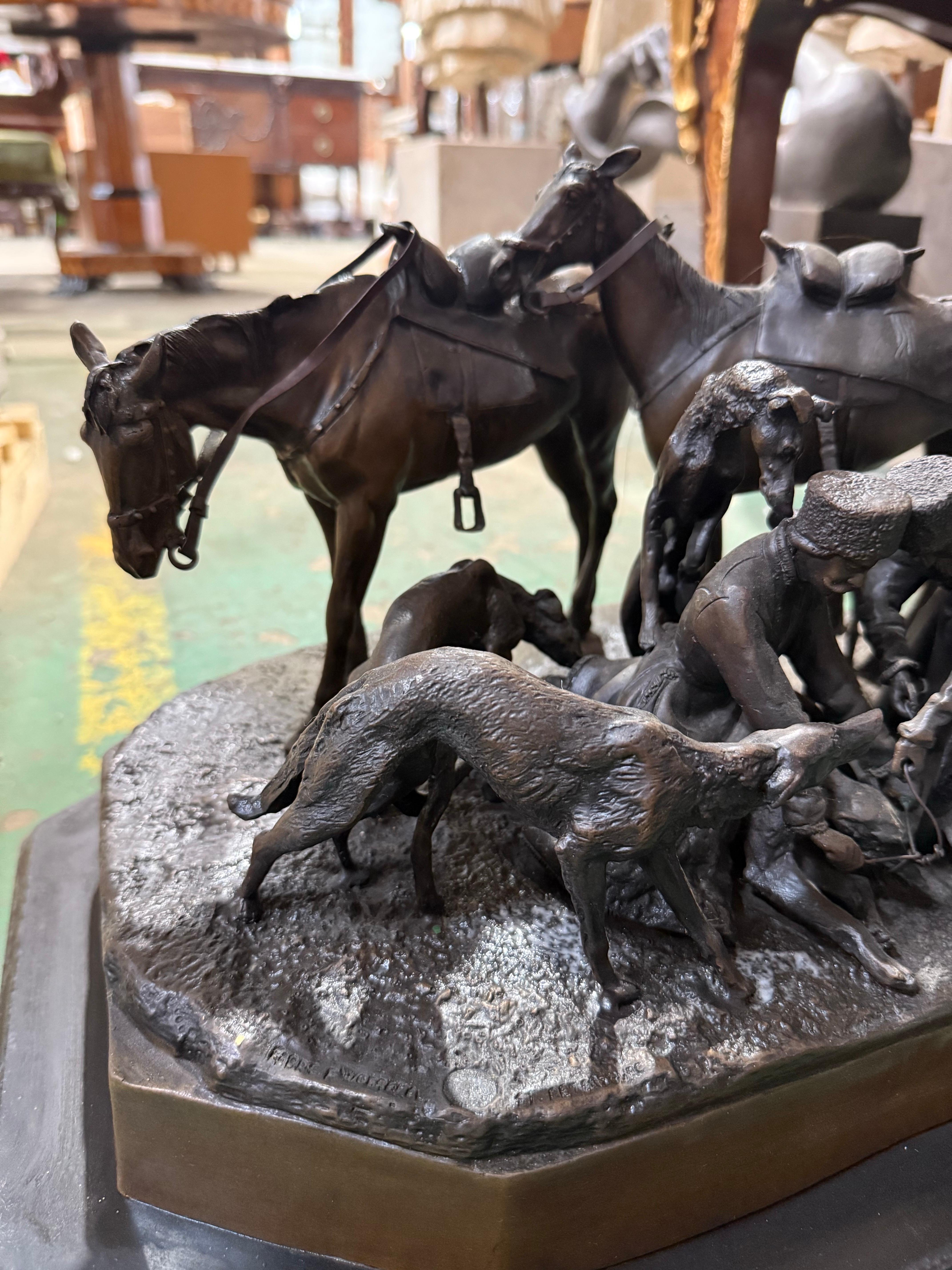 Large Bronze Group “Resting Cavalrymen with Horses and Hounds” – Signed Liebrech in vendita 1