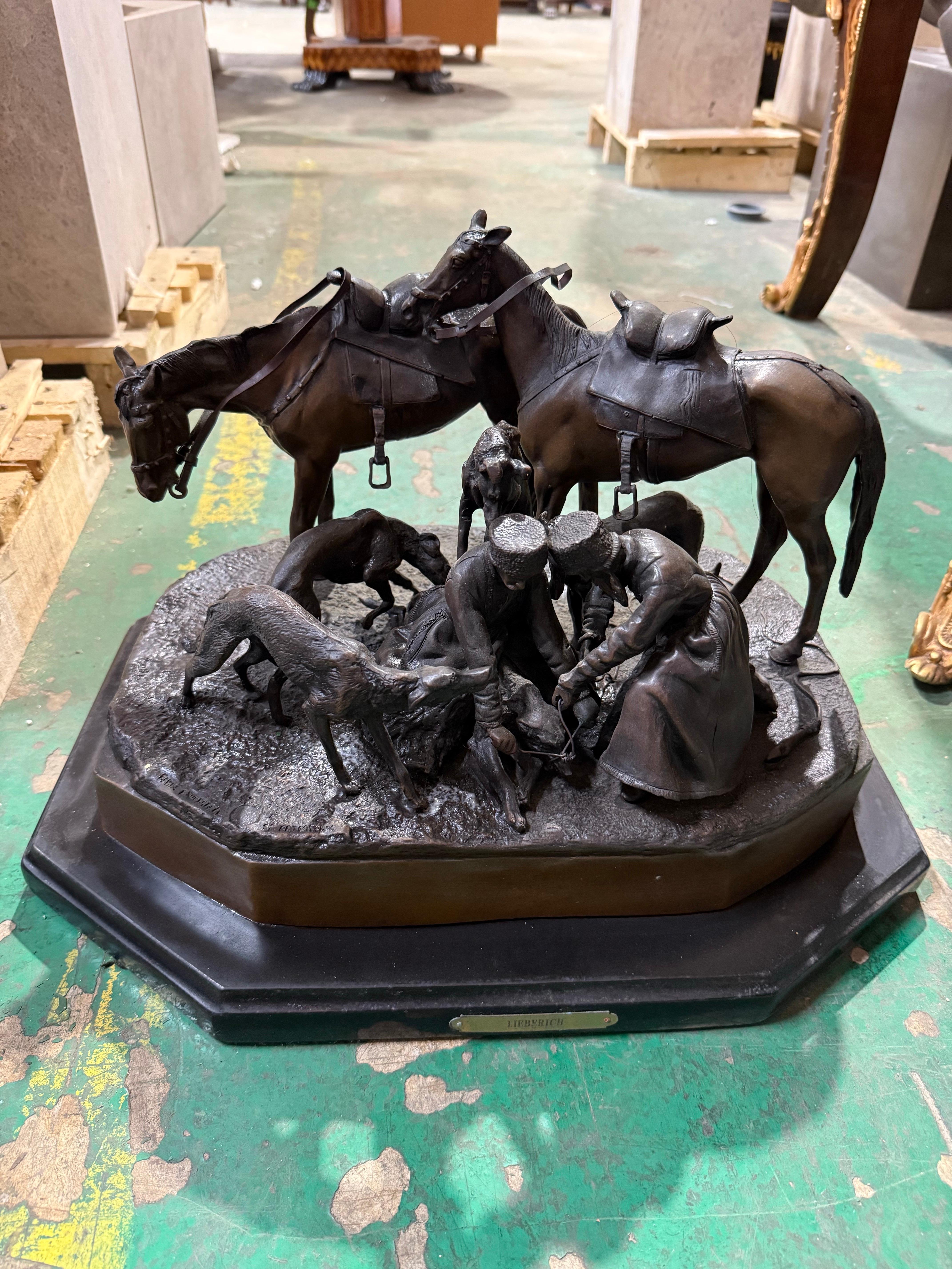 Large Bronze Group “Resting Cavalrymen with Horses and Hounds” – Signed Liebrech in vendita 2