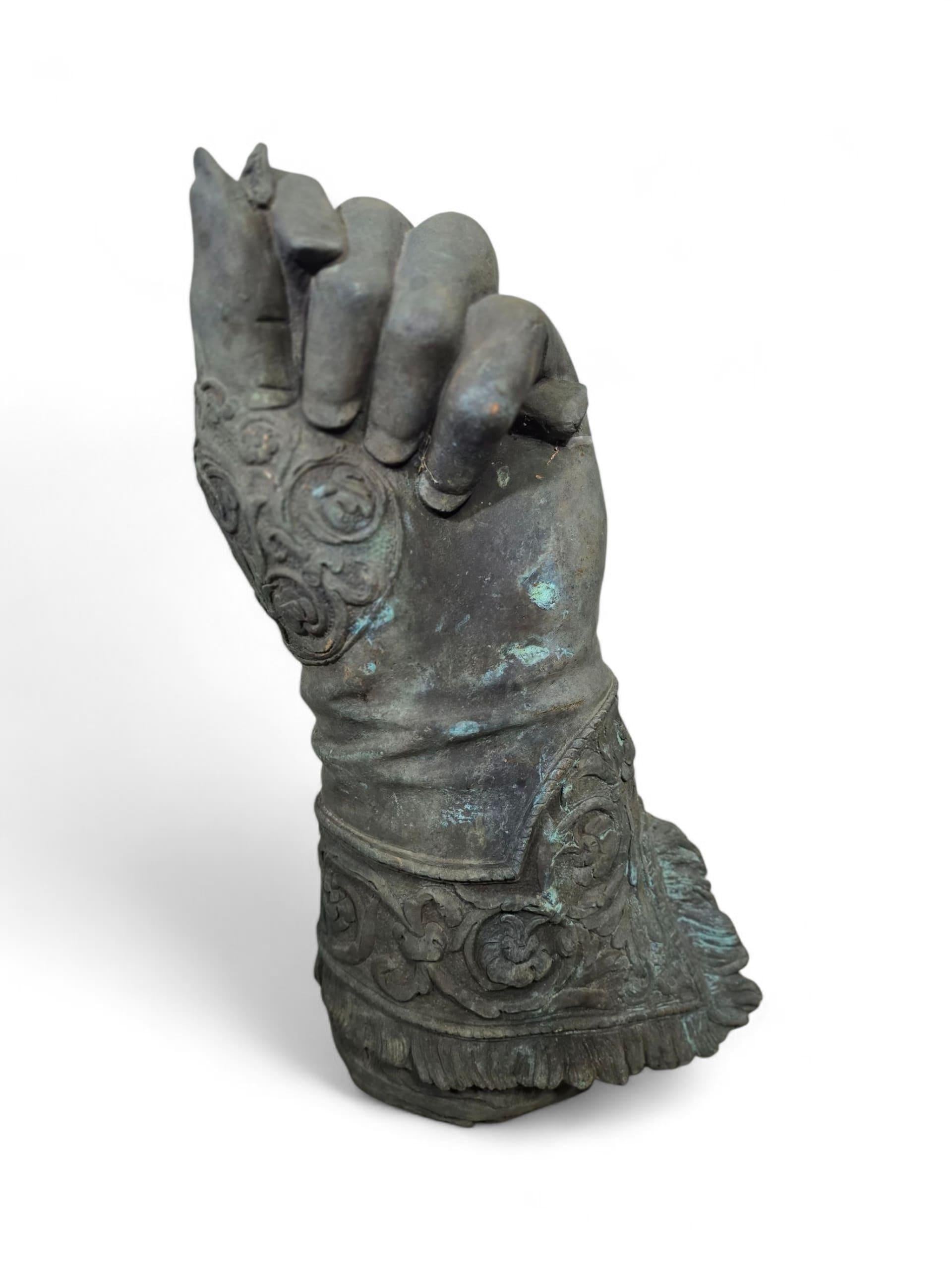 Impressionante scultura in bronzo creata nel XX secolo dall'artista spagnolo Fernando Sánchez Castillo, ispirata all'opera di Pietro Tacca.
Il pezzo rappresenta la mano del re Filippo IV di Spagna, facendo riferimento alla monumentale statua