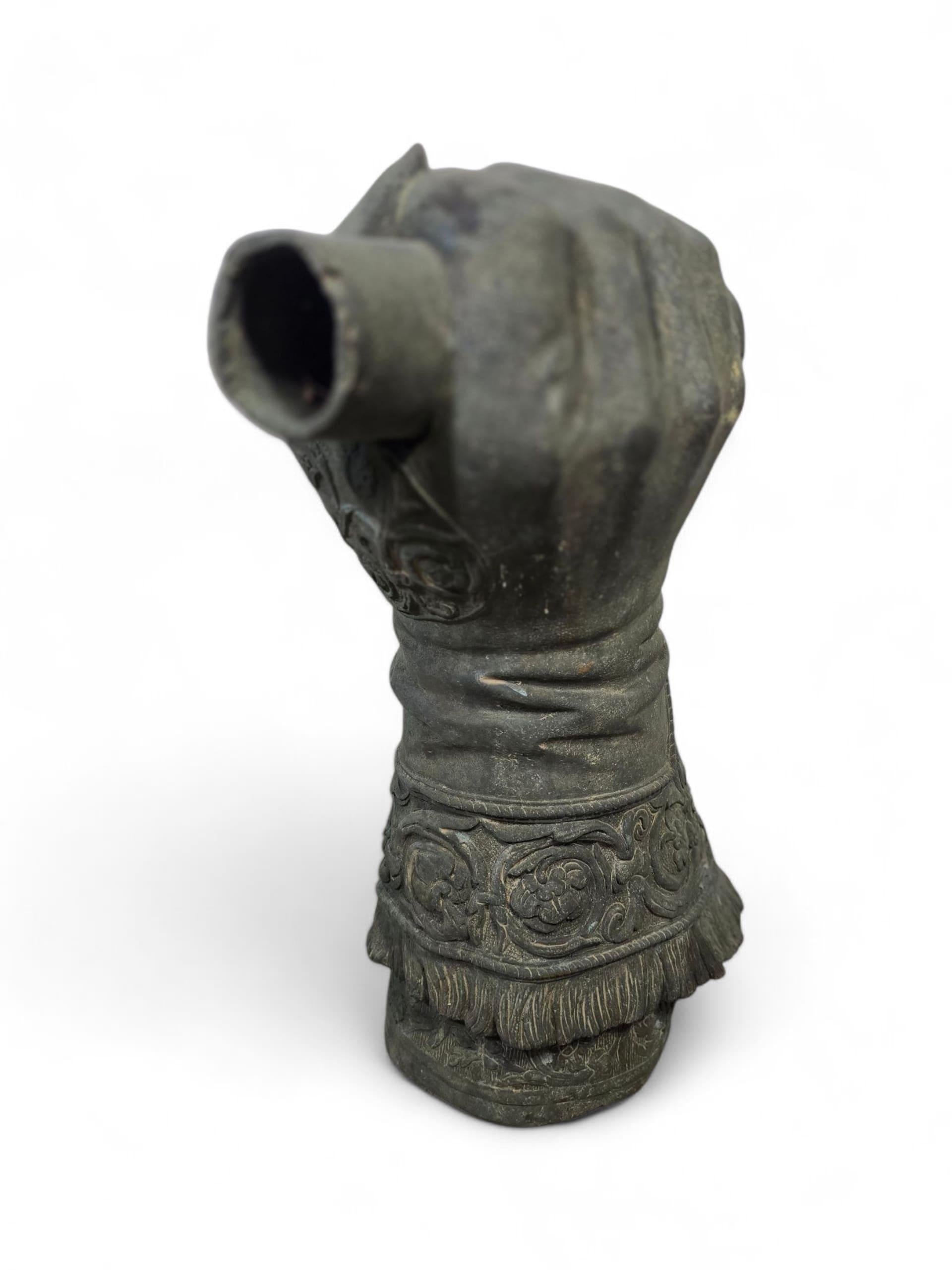 Impressionante scultura in bronzo creata nel XX secolo dall'artista spagnolo Fernando Sánchez Castillo, ispirata all'opera di Pietro Tacca.
Il pezzo rappresenta la mano del re Filippo IV di Spagna, facendo riferimento alla monumentale statua