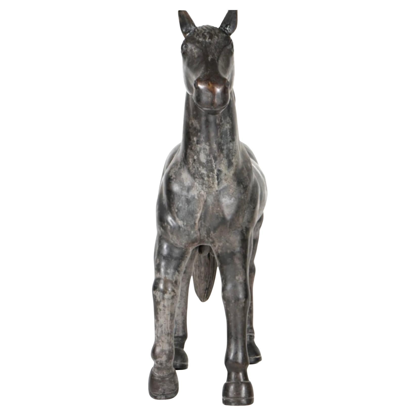 Il s'agit d'une grande figure de cheval en bronze patiné. Il est presque réaliste et présente de superbes détails de poney, de la tête à la queue. Pas de signature visible.