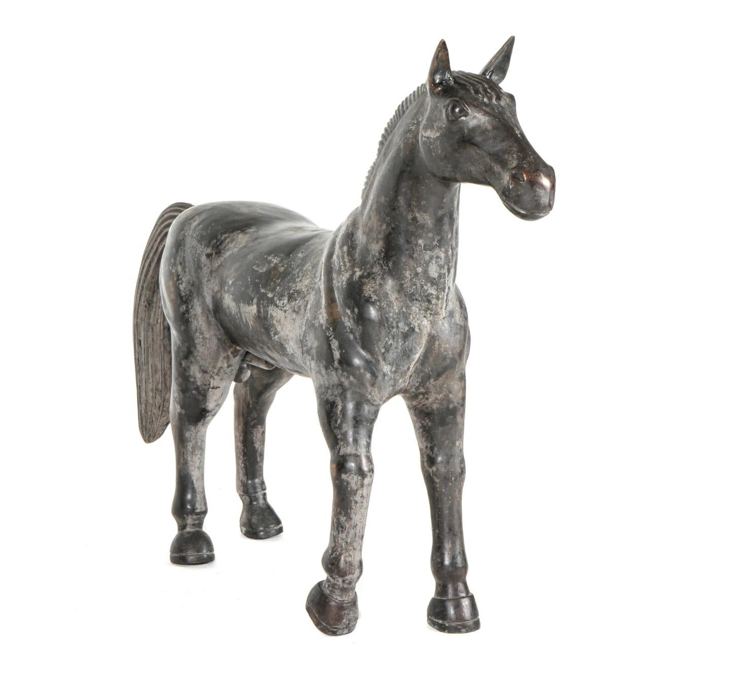20ième siècle Grande sculpture de cheval en bronze en vente