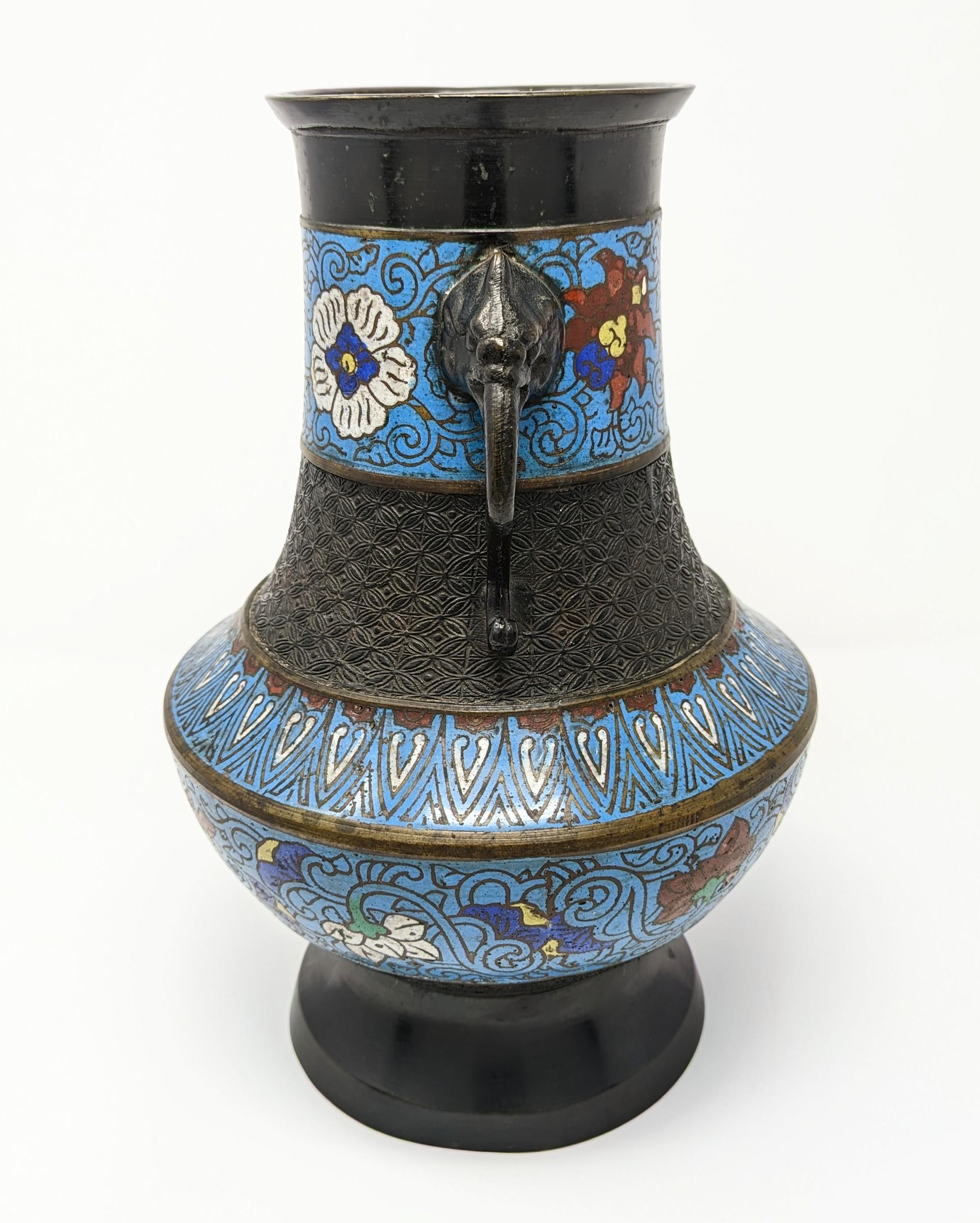 20ième siècle Grand vase-urne japonais en bronze émaillé à double poignée d'éléphant champlevé, Japon en vente
