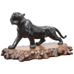 Grand tigre japonais en bronze de la période Meiji sur une base en bois naturel sculpté