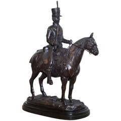 Grande statue en bronze de John Skeaping:: hussard de la cavalerie française chevauchant un cheval et portant le bonnet de la mort
