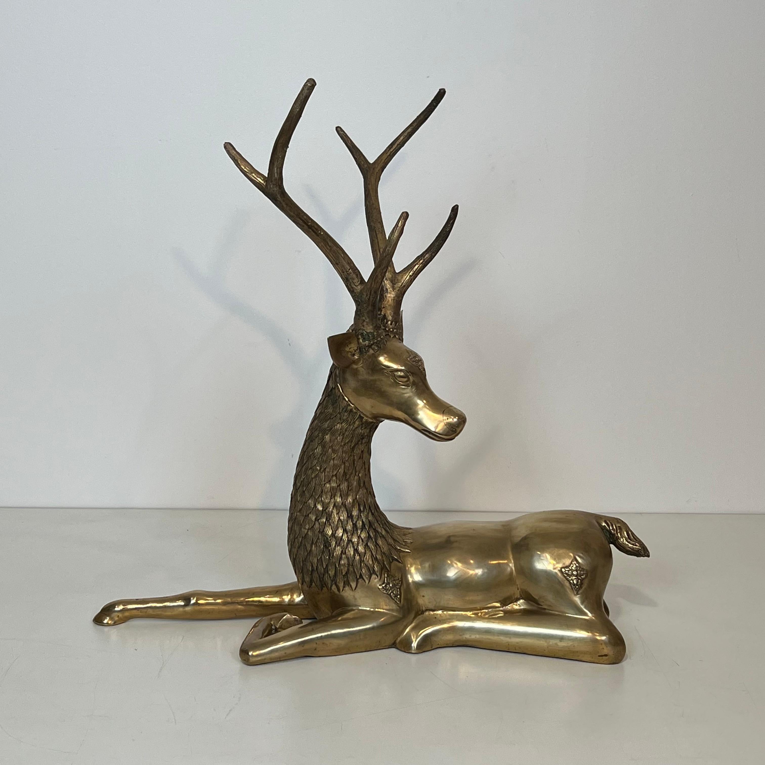 Large Bronze Lying Deer Engraved with Shamanic Motifs en vente 13