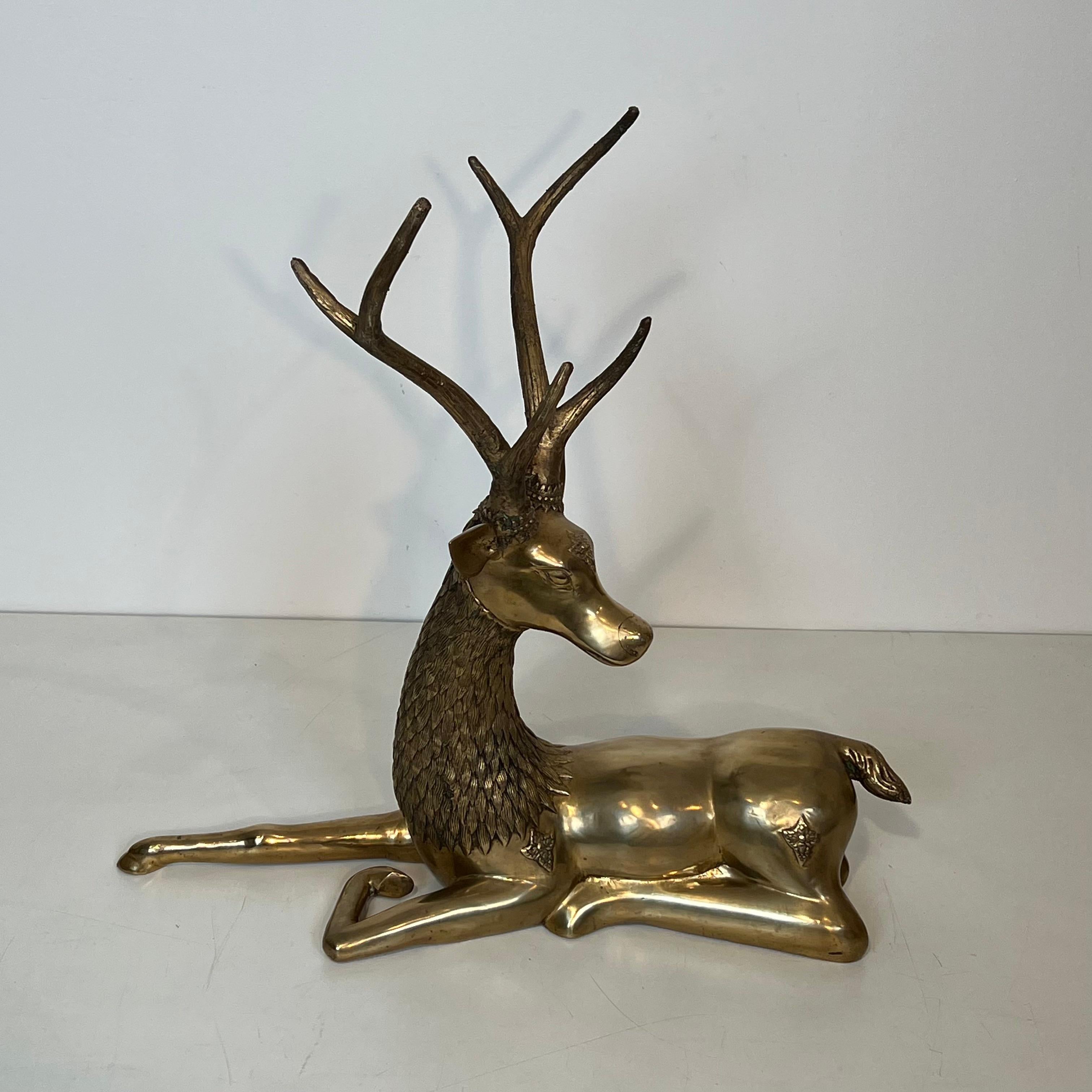 Ce magnifique grand cerf couché est en bronze. Il est gravé de motifs chamaniques. Il s'agit d'un ouvrage français. Circa 1970